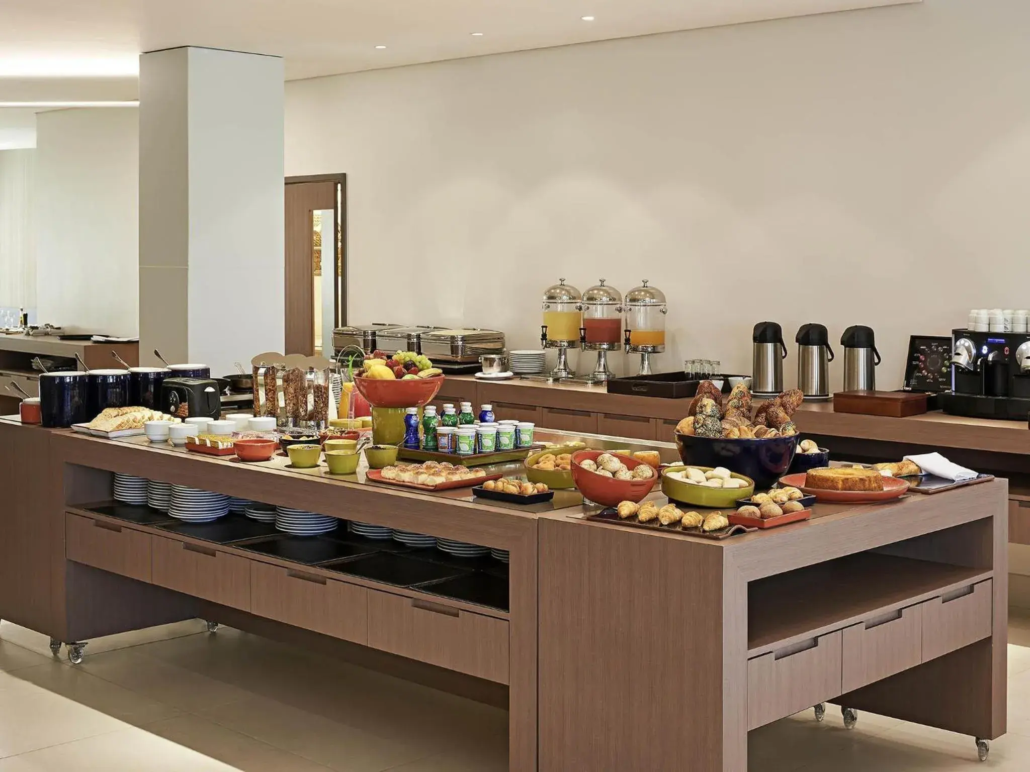 Restaurant/places to eat in Regency Barra Hotel Restaurant/places to eat in Regency Barra Hotel