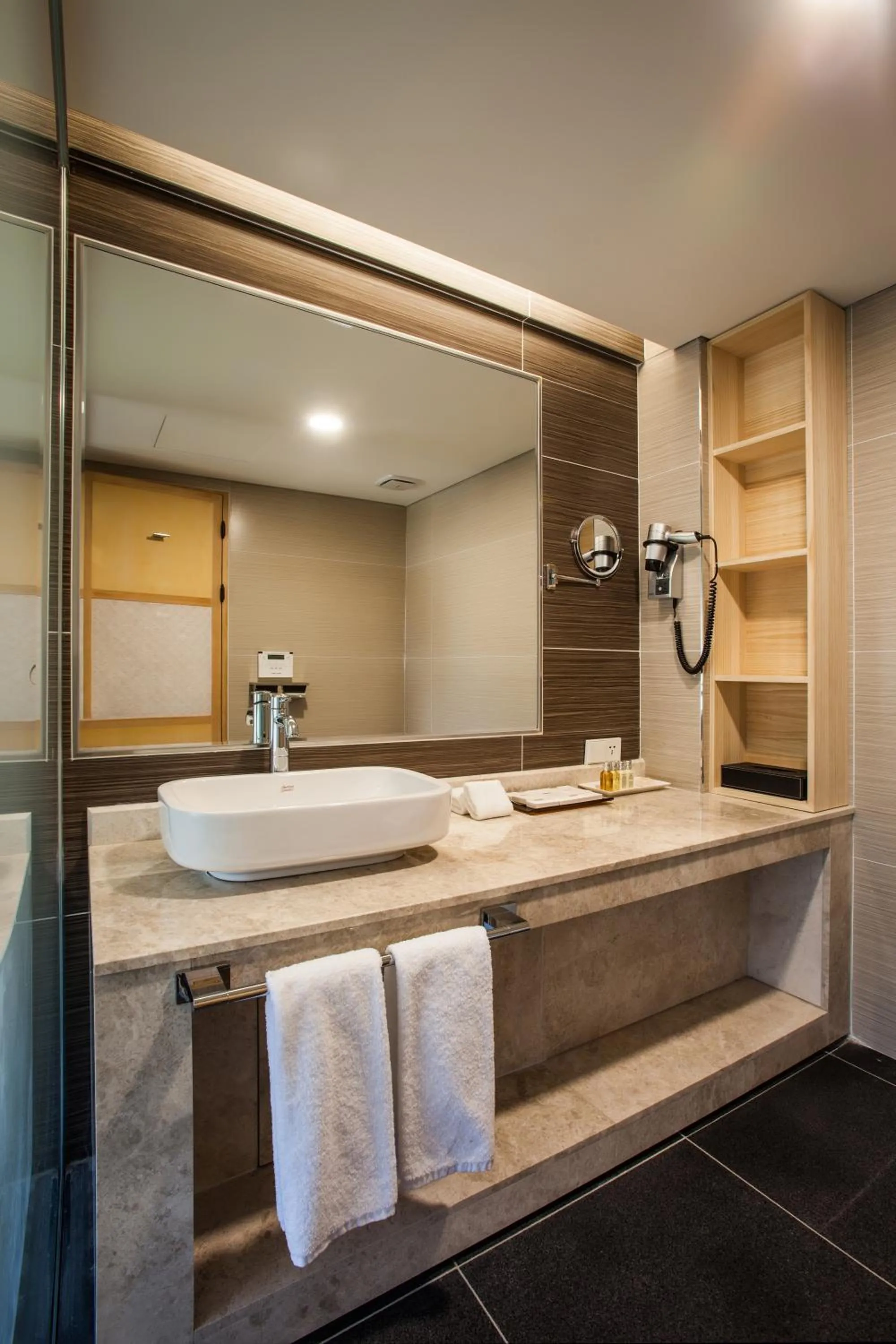 Shower in Gyeongwonjae Ambassador Incheon Associated with Accor