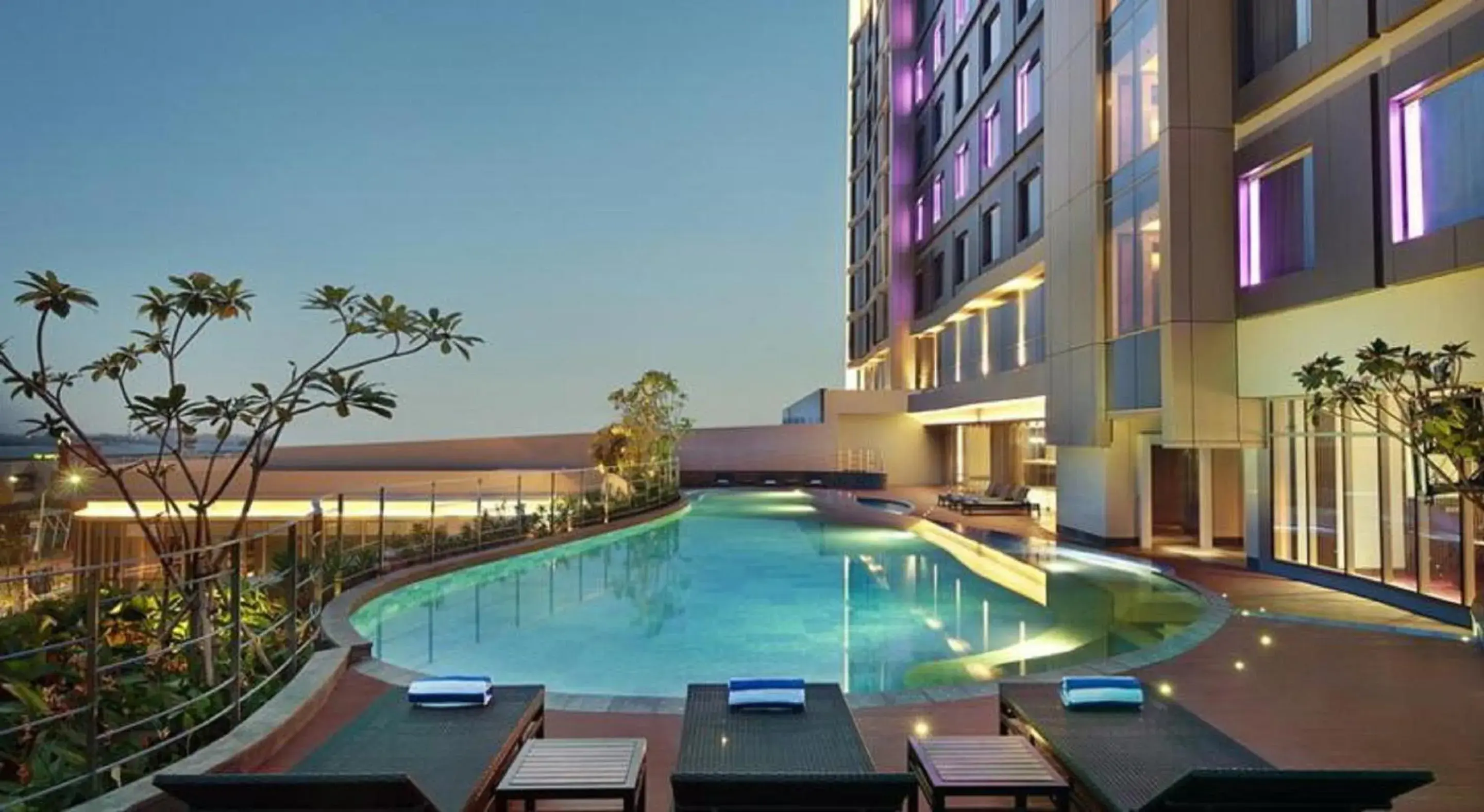 Swimming pool in Mercure Karawang Swimming pool in Mercure Karawang