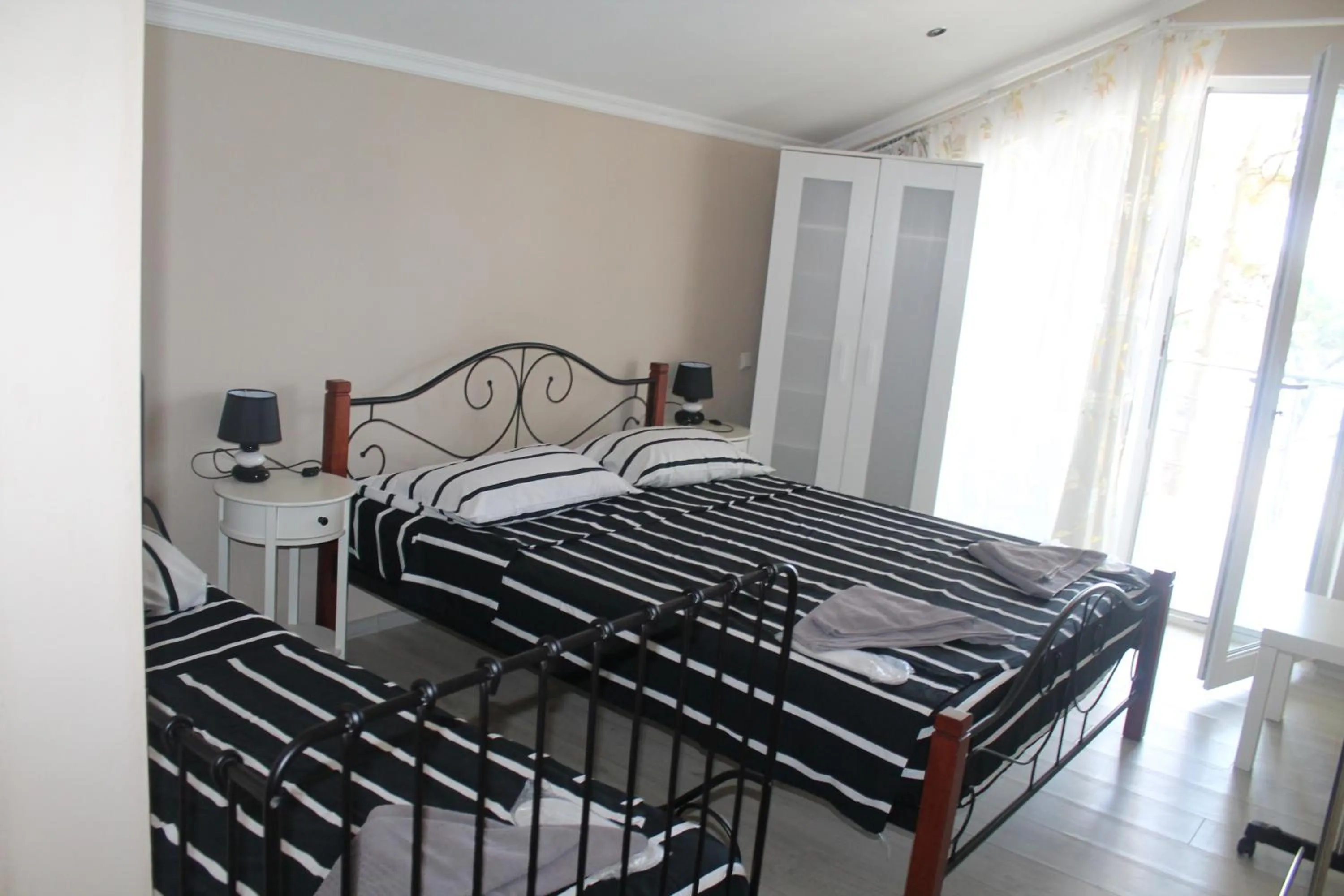 Photo of the whole room, Bed in Mana-Mana