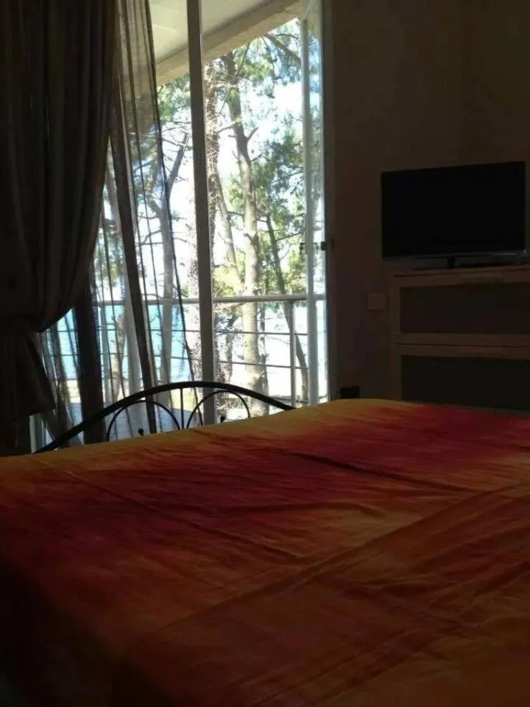 Day, Bed in Mana-Mana