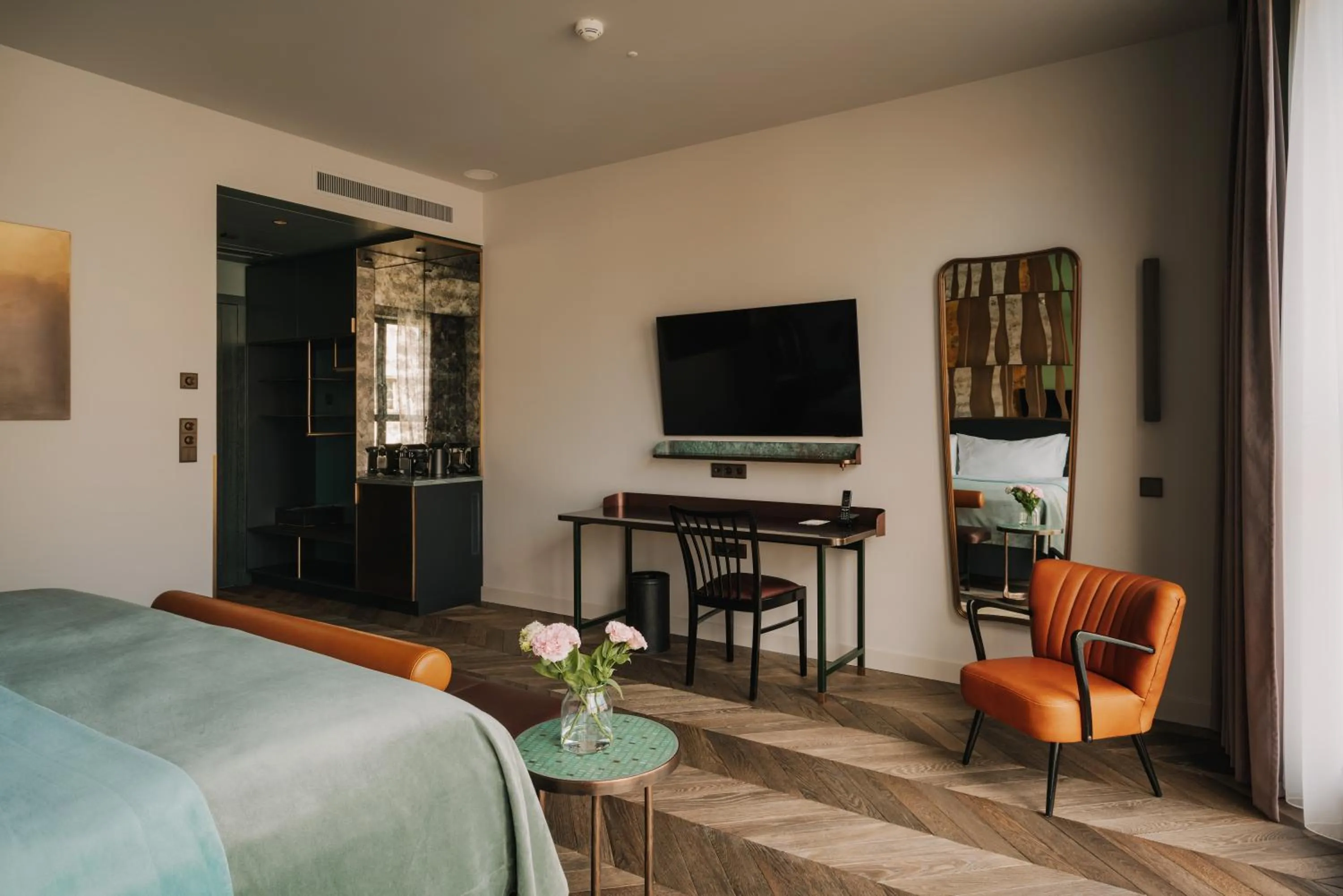 Photo of the whole room, Bed in The Cyrus Hotel