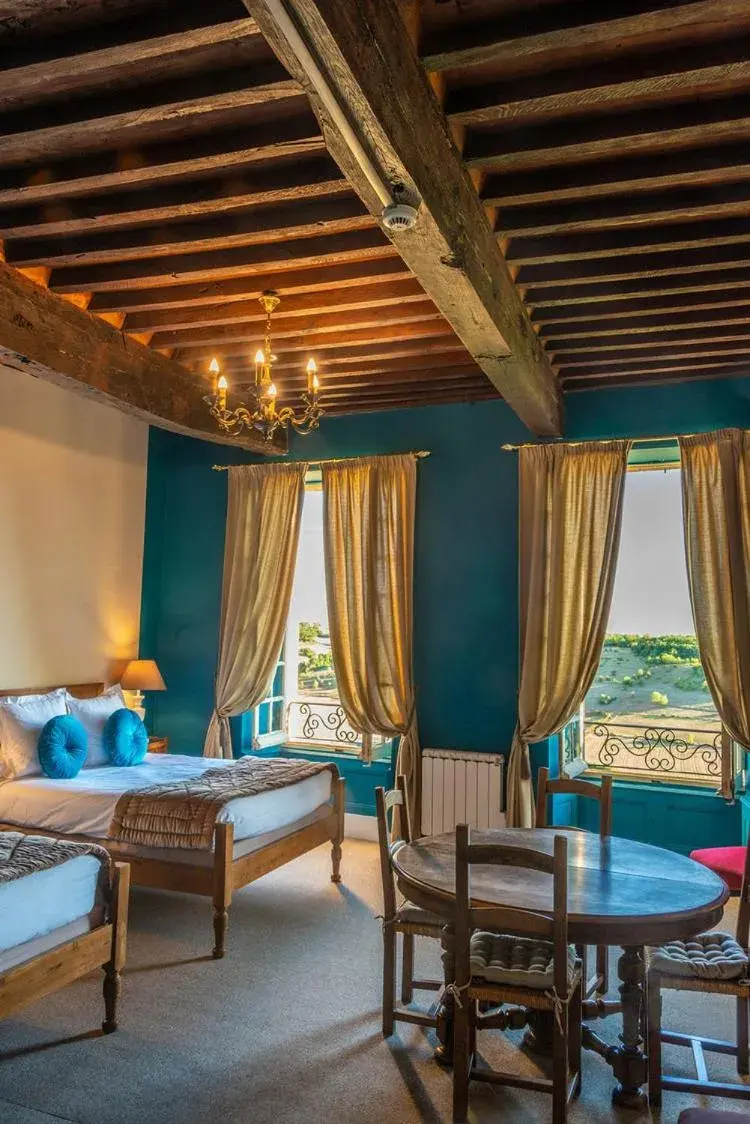 Standard Quadruple Room in Hotel Raymond VII Standard Quadruple Room in Hotel Raymond VII