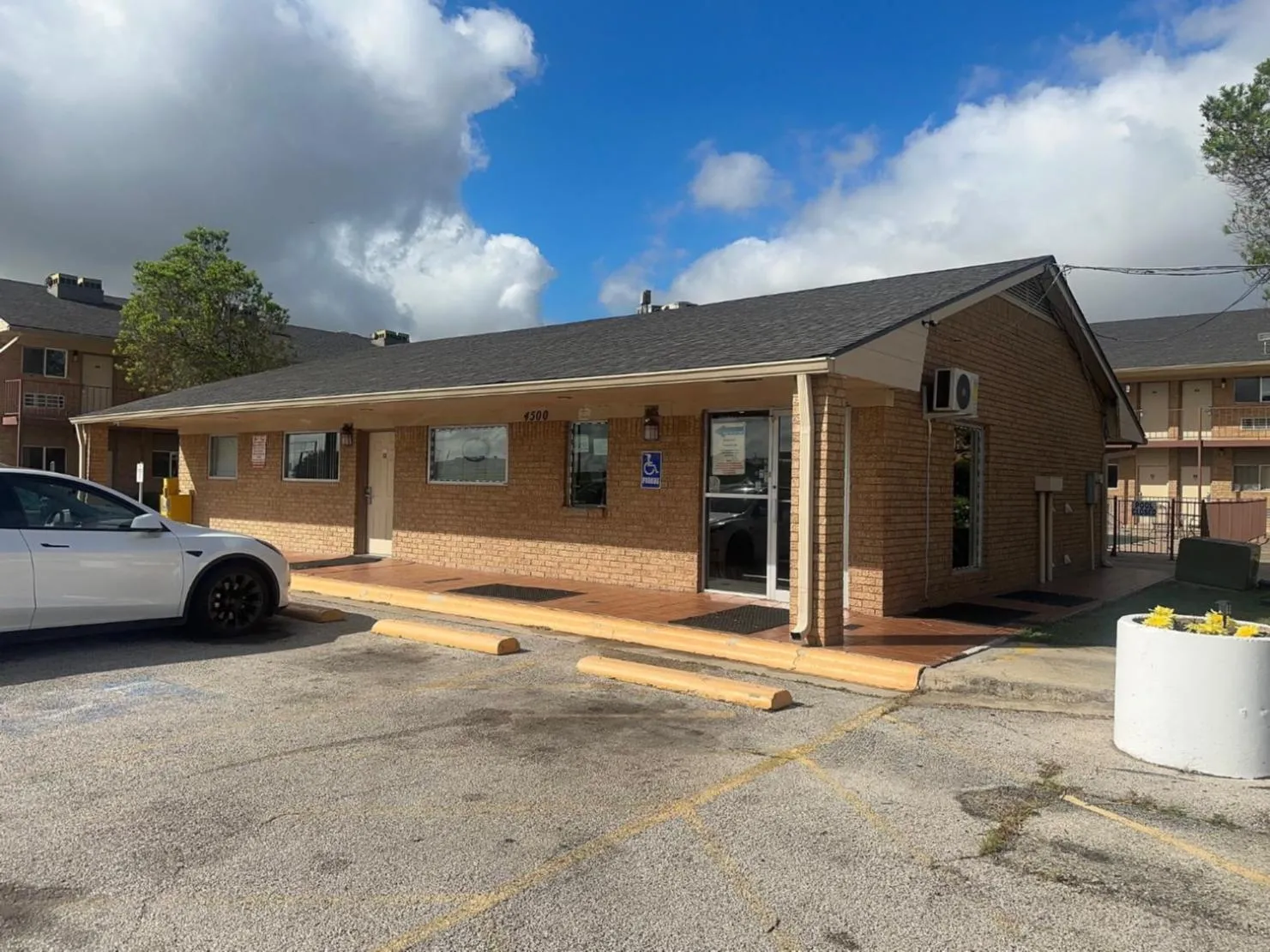 Hallmark Inn And Suites