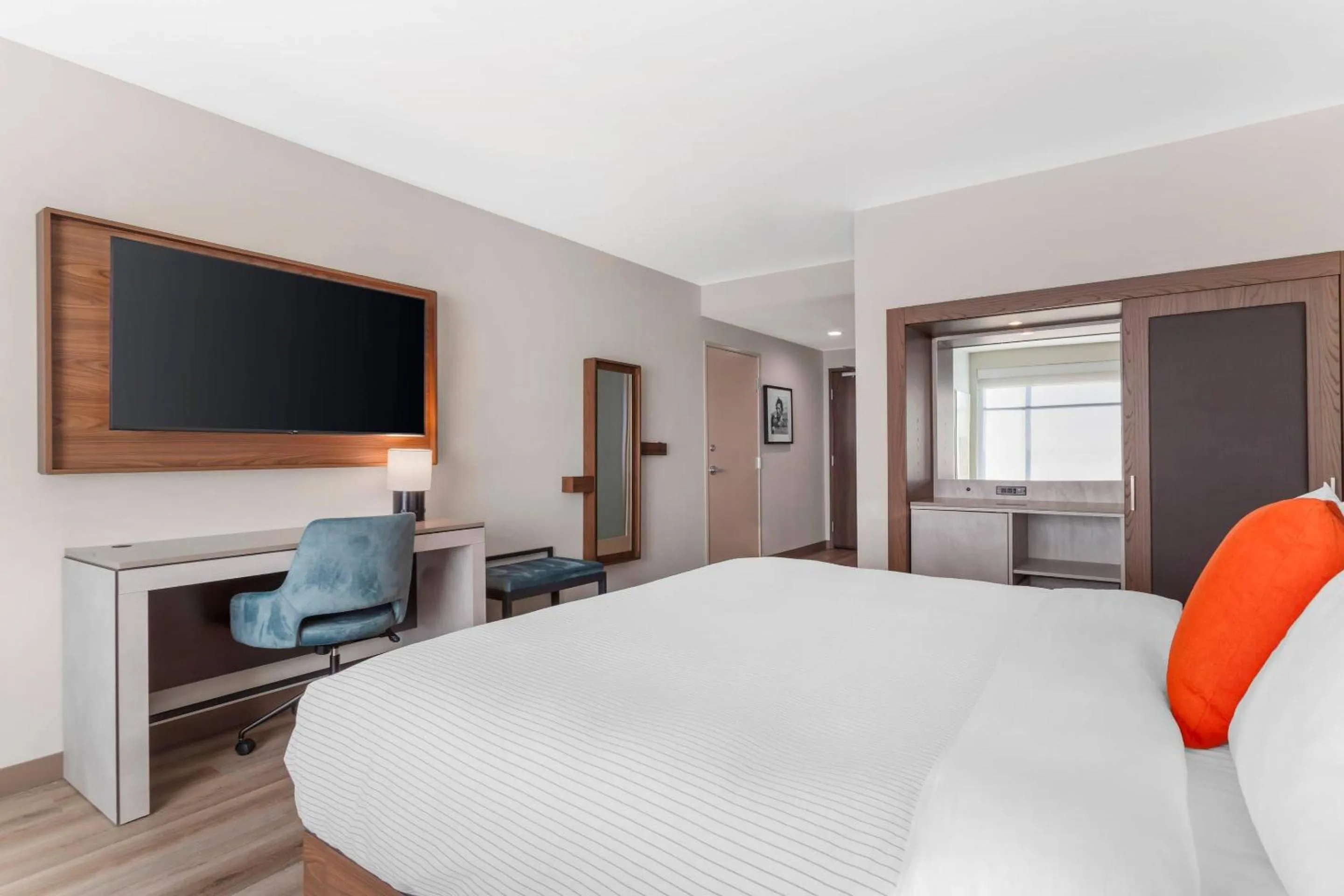 Bedroom in Cambria Hotel Northlake Conference Center - Roanoke