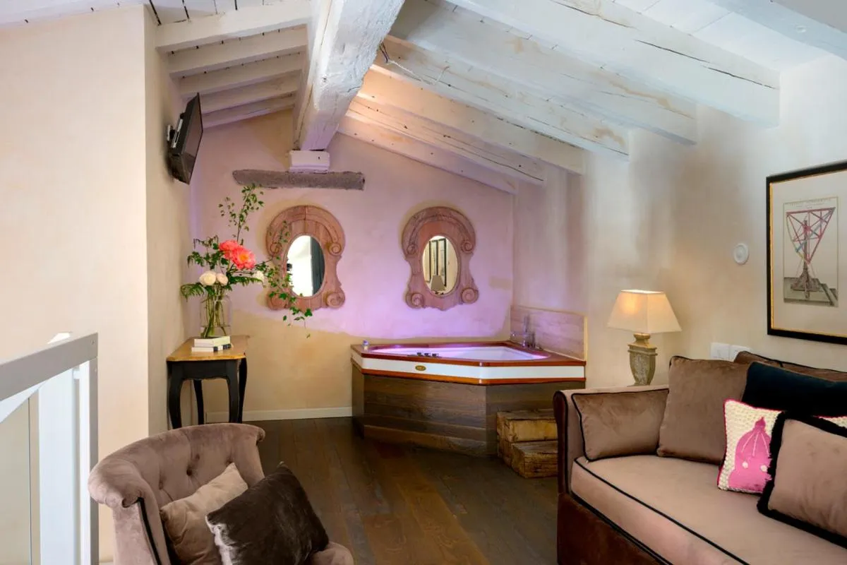 Bed in Mabelle Firenze Residenza Sassetti