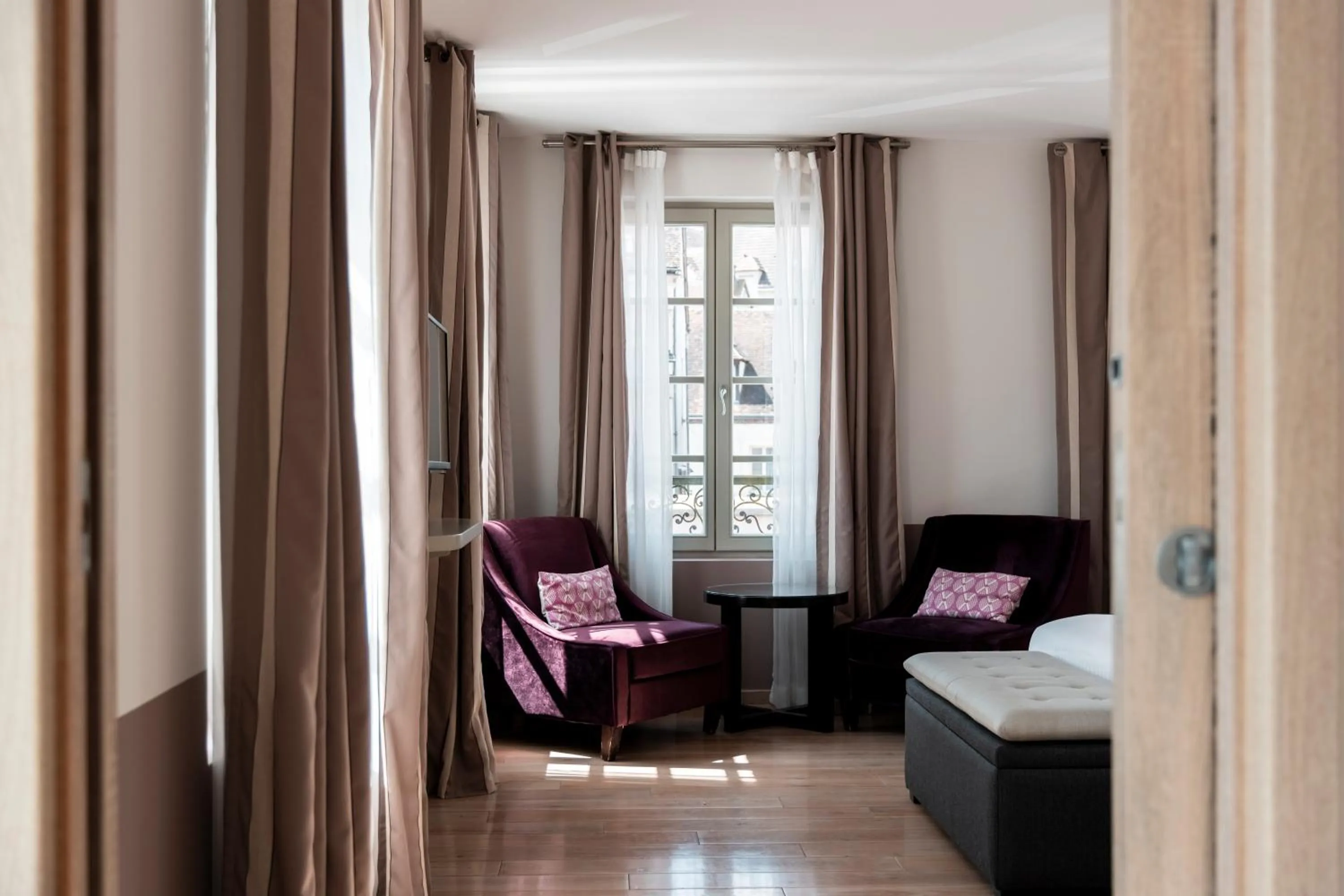 Bedroom, Bed in Mercure Maintenon