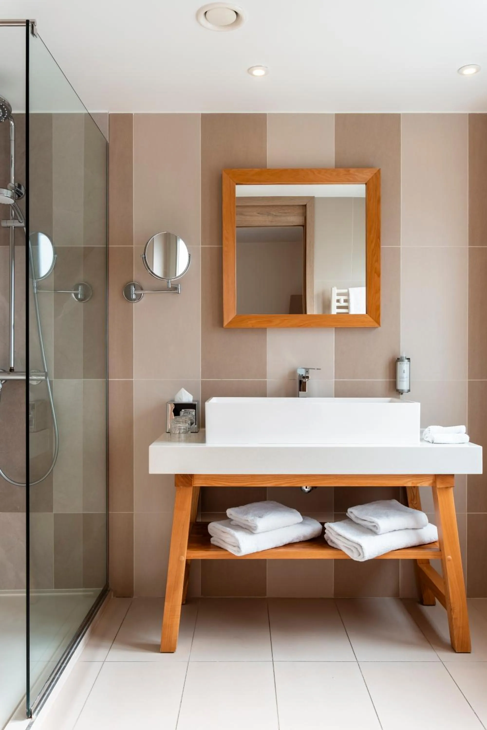 Shower in Mercure Maintenon