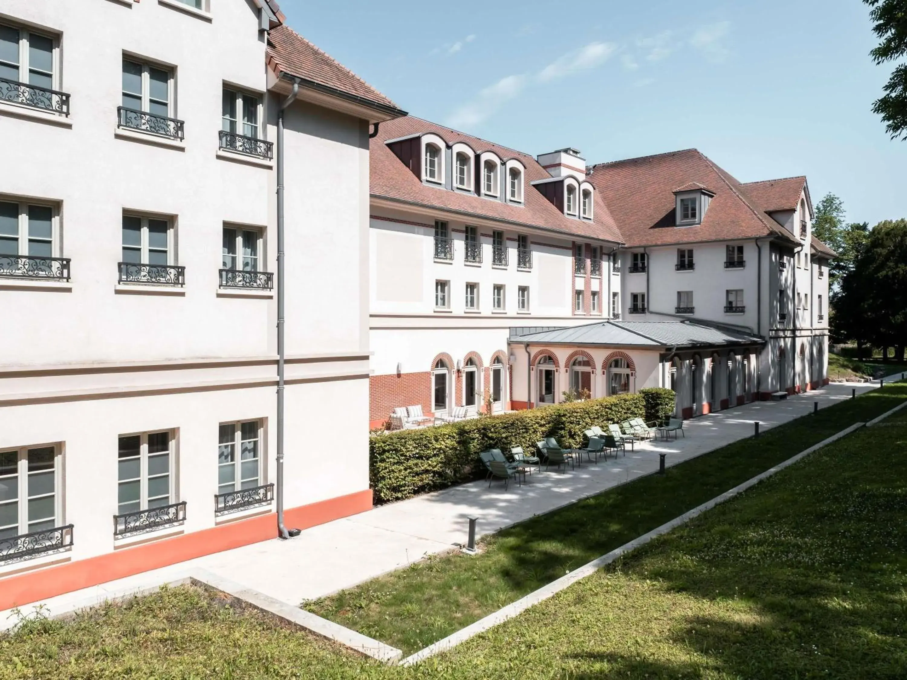 Property building in Mercure Maintenon Property building in Mercure Maintenon