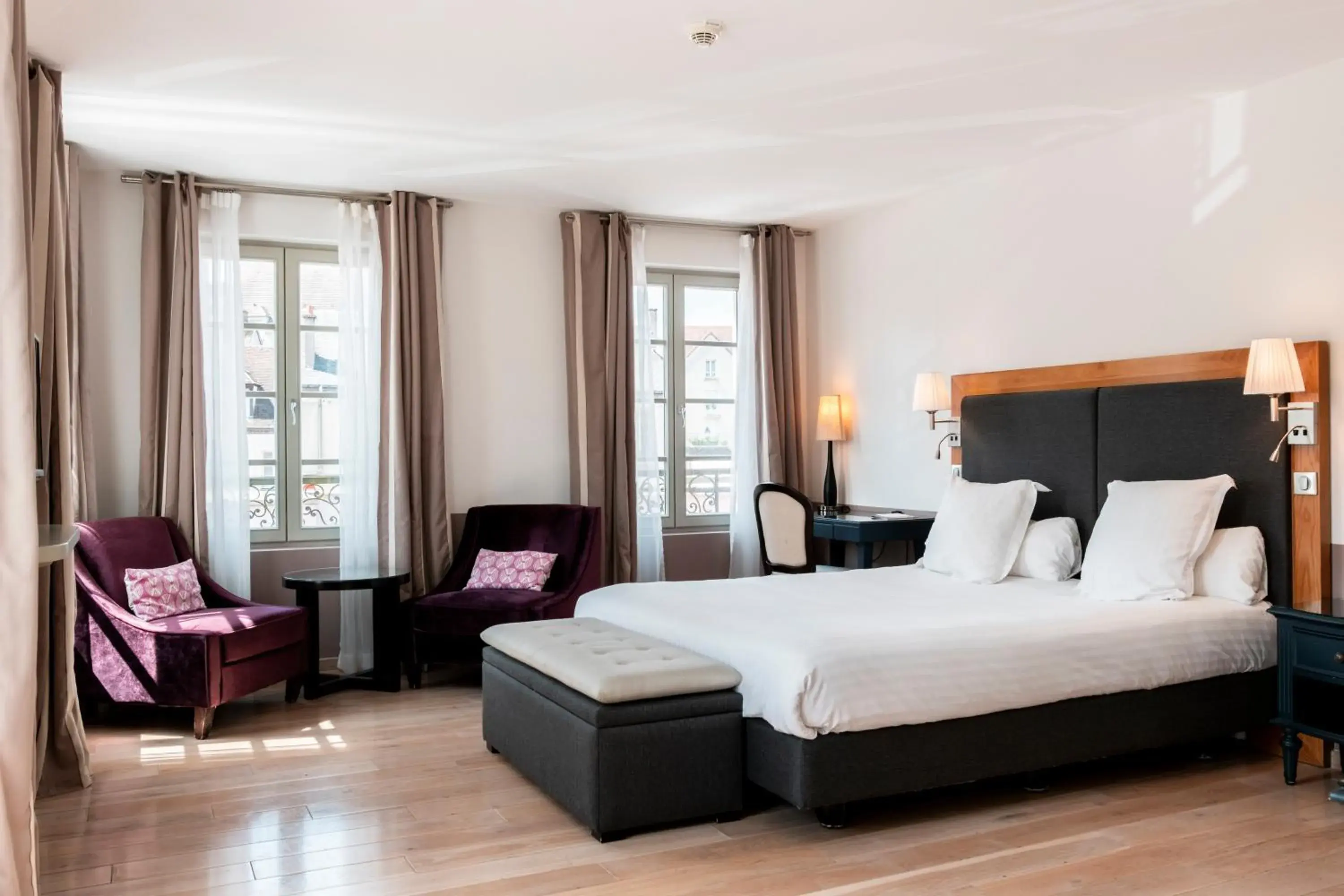 Photo of the whole room, Bed in Mercure Maintenon Photo of the whole room, Bed in Mercure Maintenon
