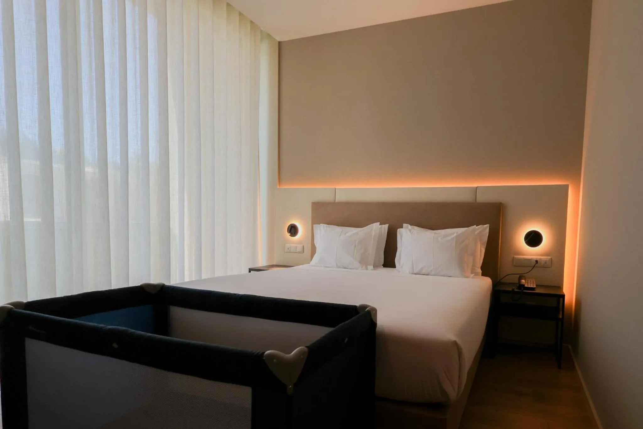 cot, Bed in Oporto Fly Hotel