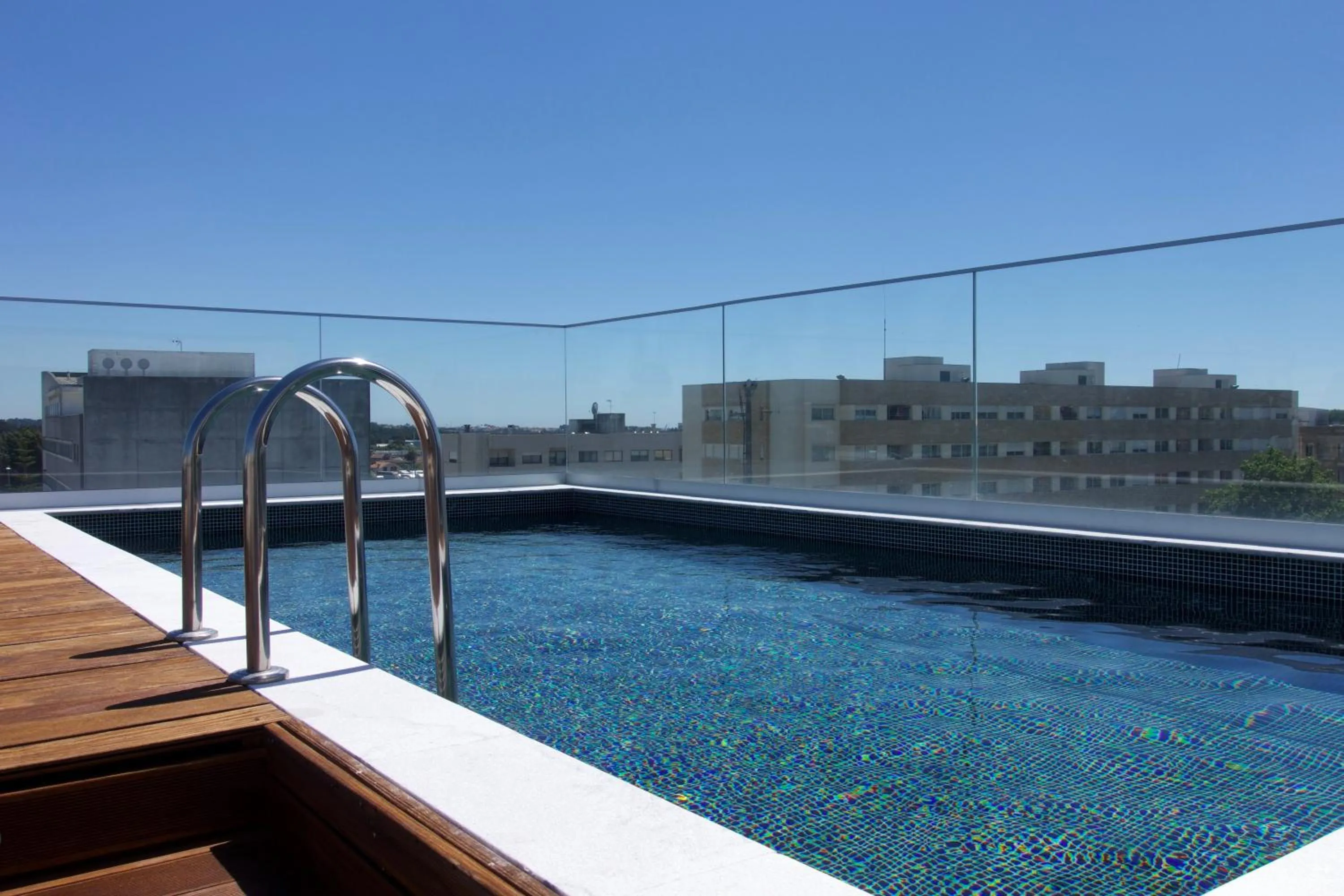 Swimming pool in Oporto Fly Hotel