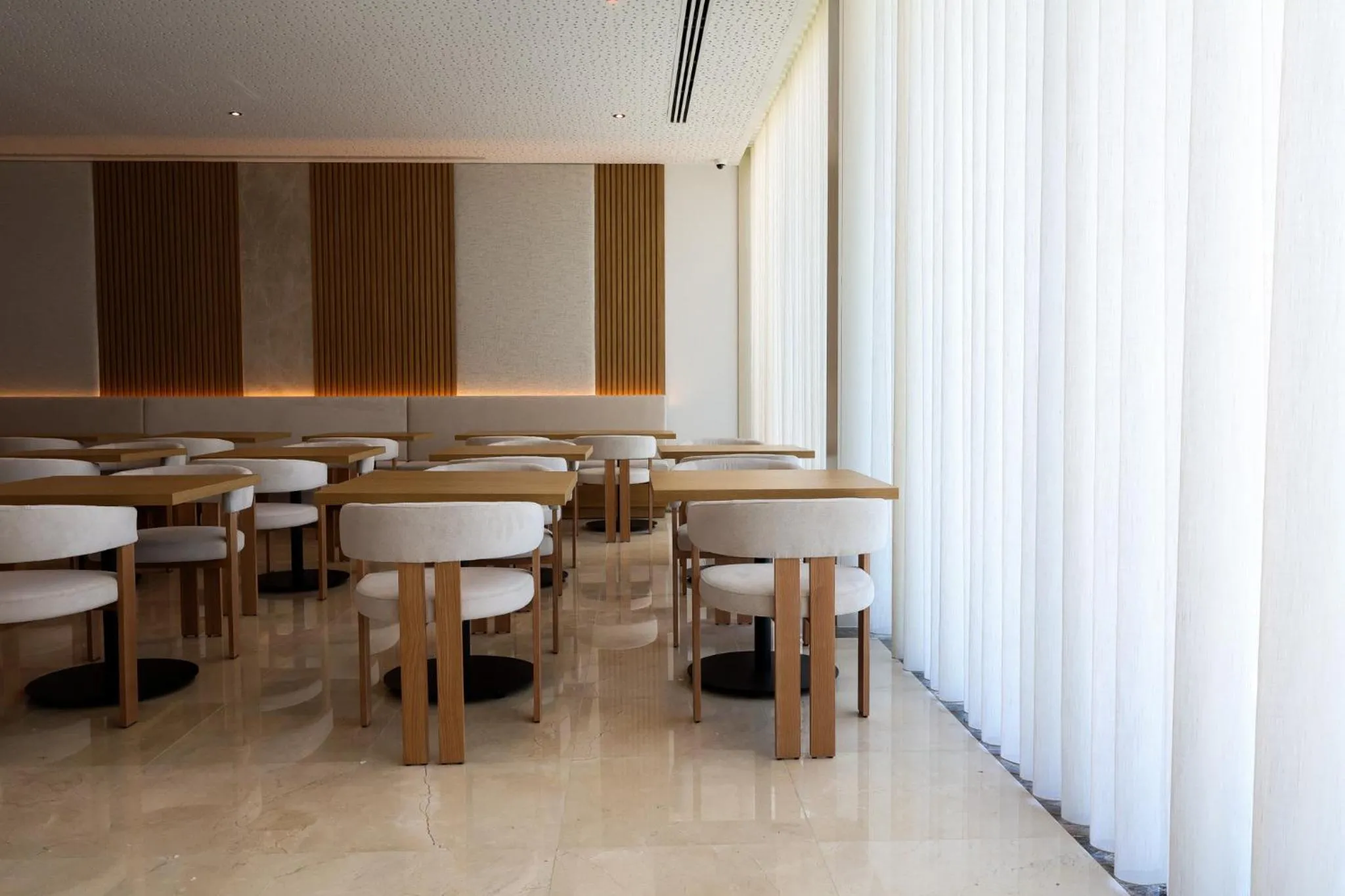 Restaurant/places to eat in Oporto Fly Hotel