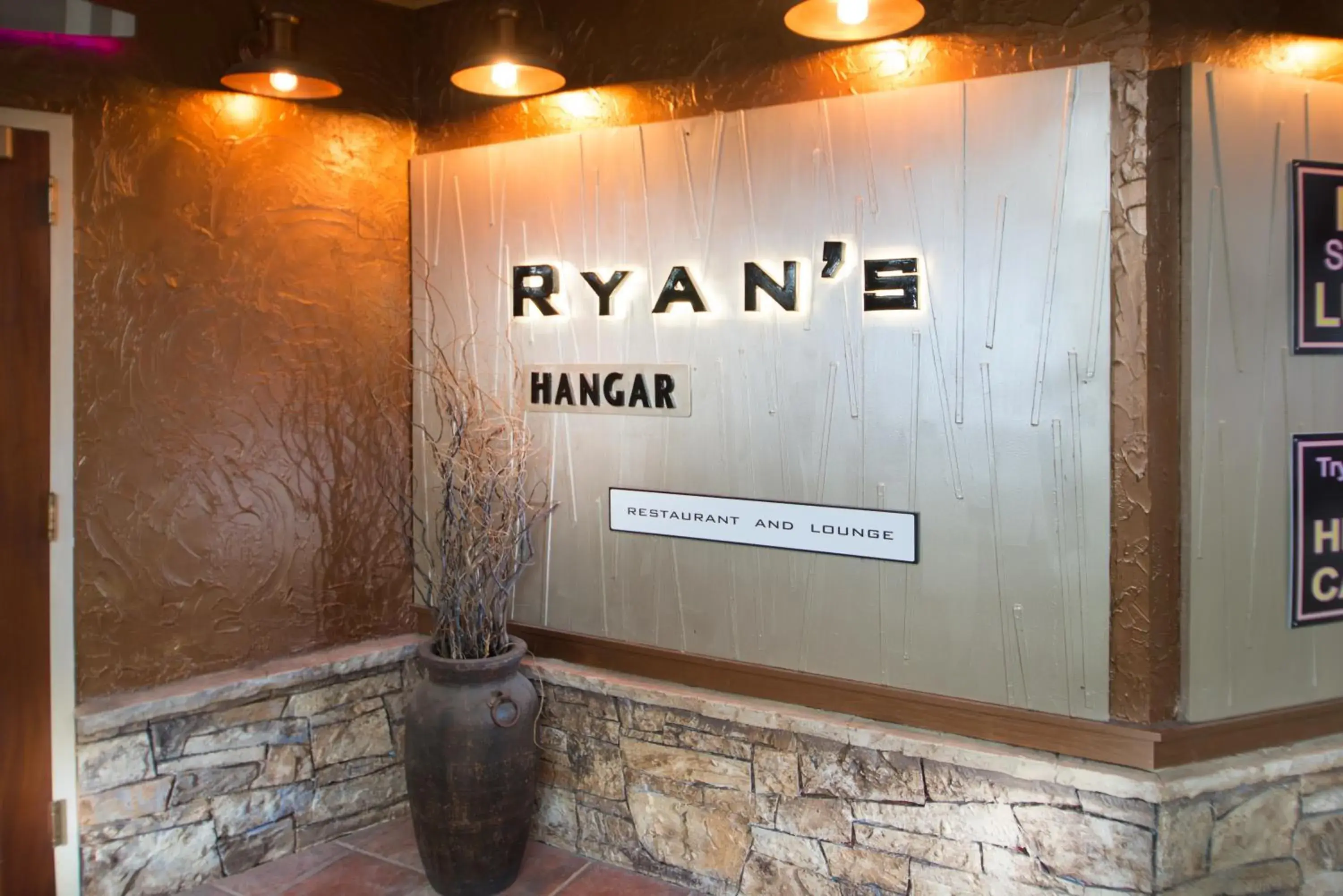 Restaurant/places to eat in Crossroads Hotel and Huron Event Center Restaurant/places to eat in Crossroads Hotel and Huron Event Center