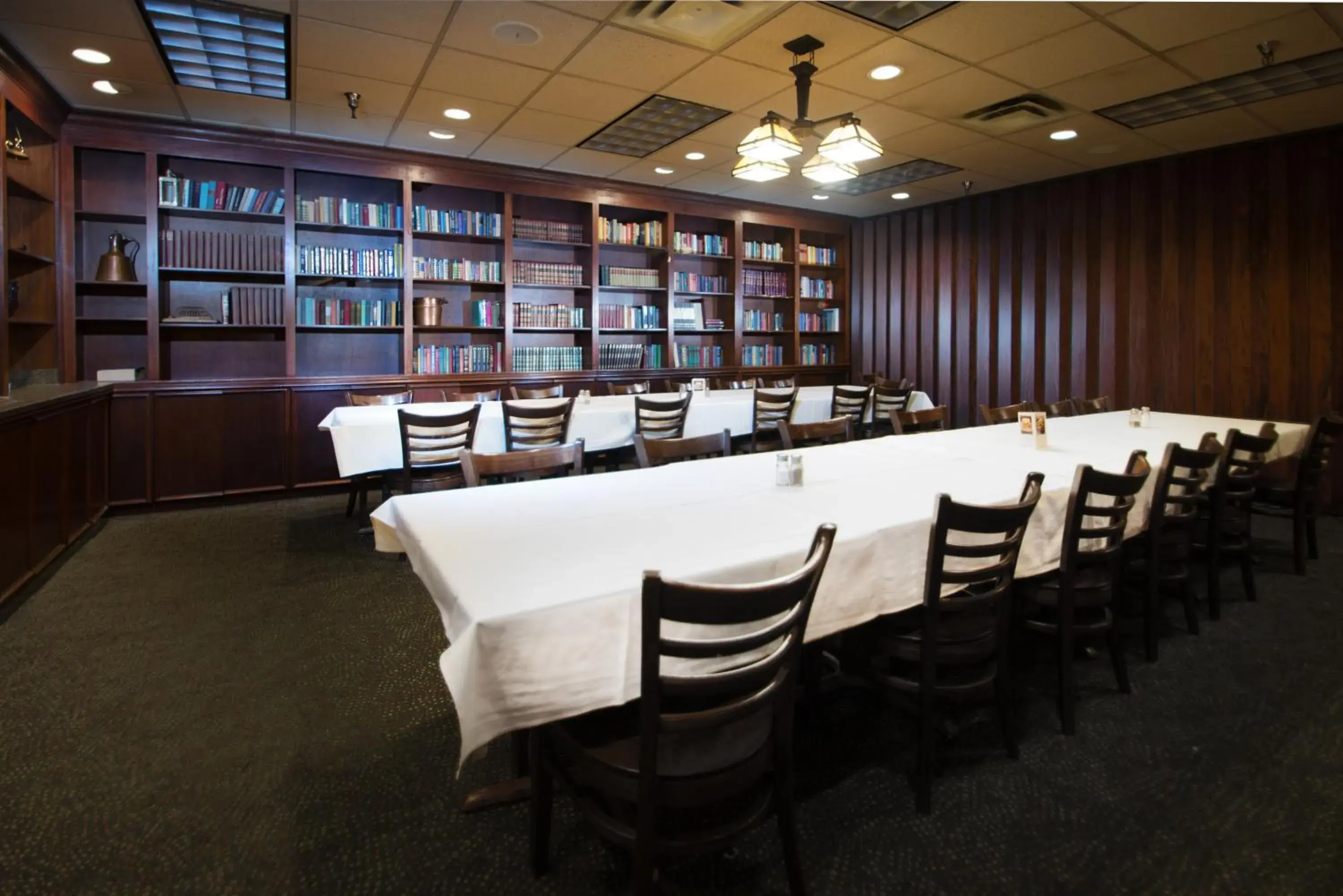 Restaurant/places to eat in Crossroads Hotel and Huron Event Center Restaurant/places to eat in Crossroads Hotel and Huron Event Center