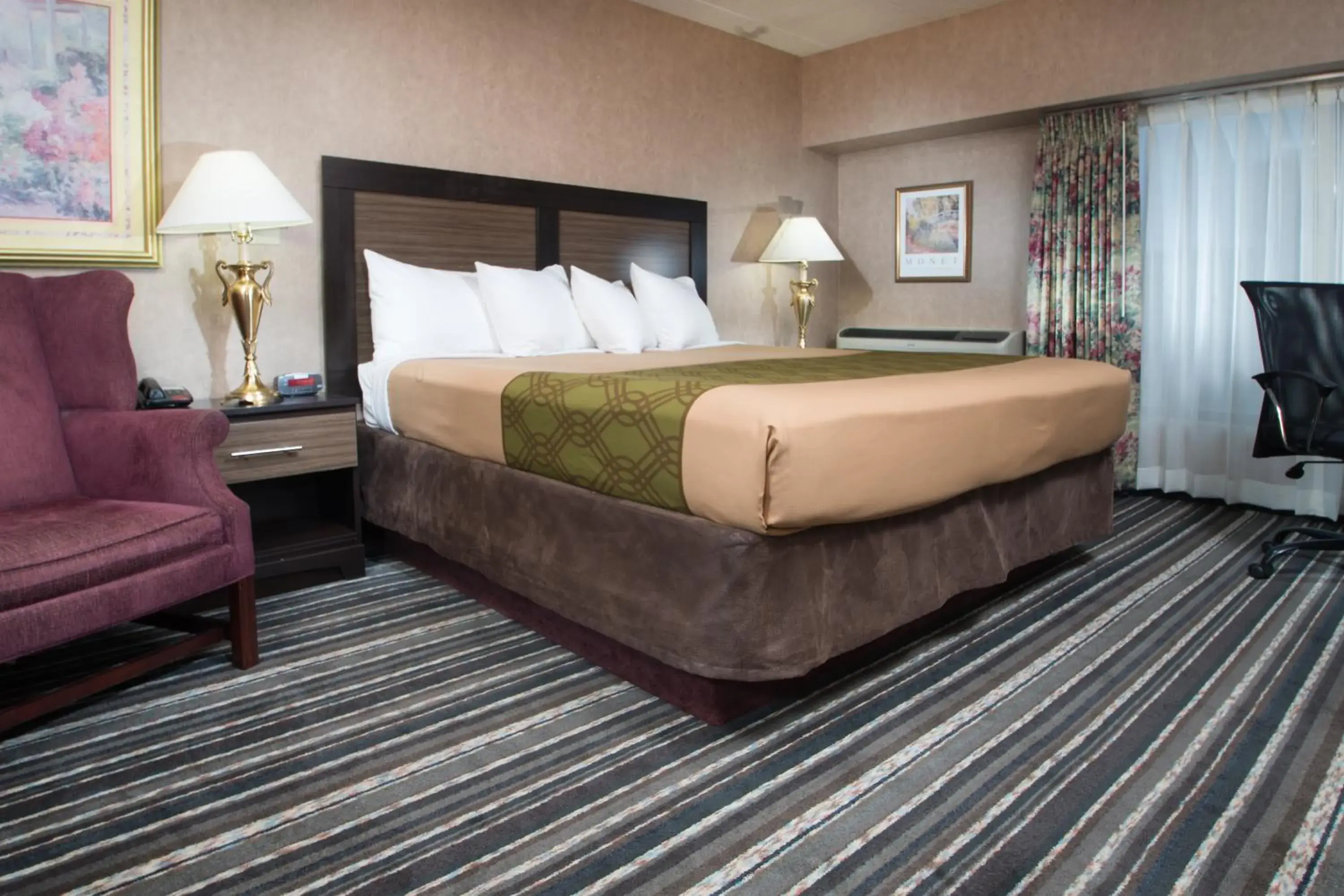 Bedroom, Bed in Crossroads Hotel and Huron Event Center Bedroom, Bed in Crossroads Hotel and Huron Event Center