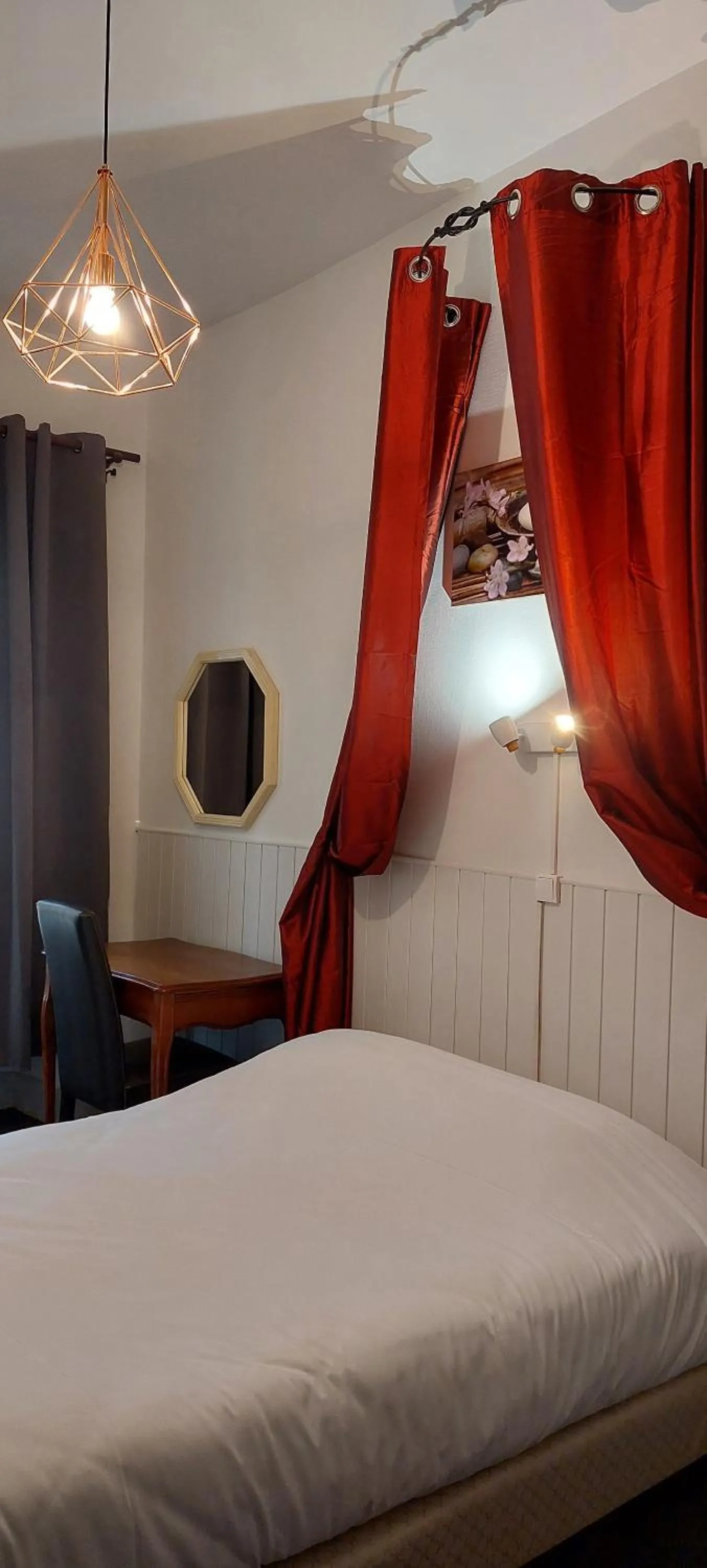 Bed in Hôtel du Palais