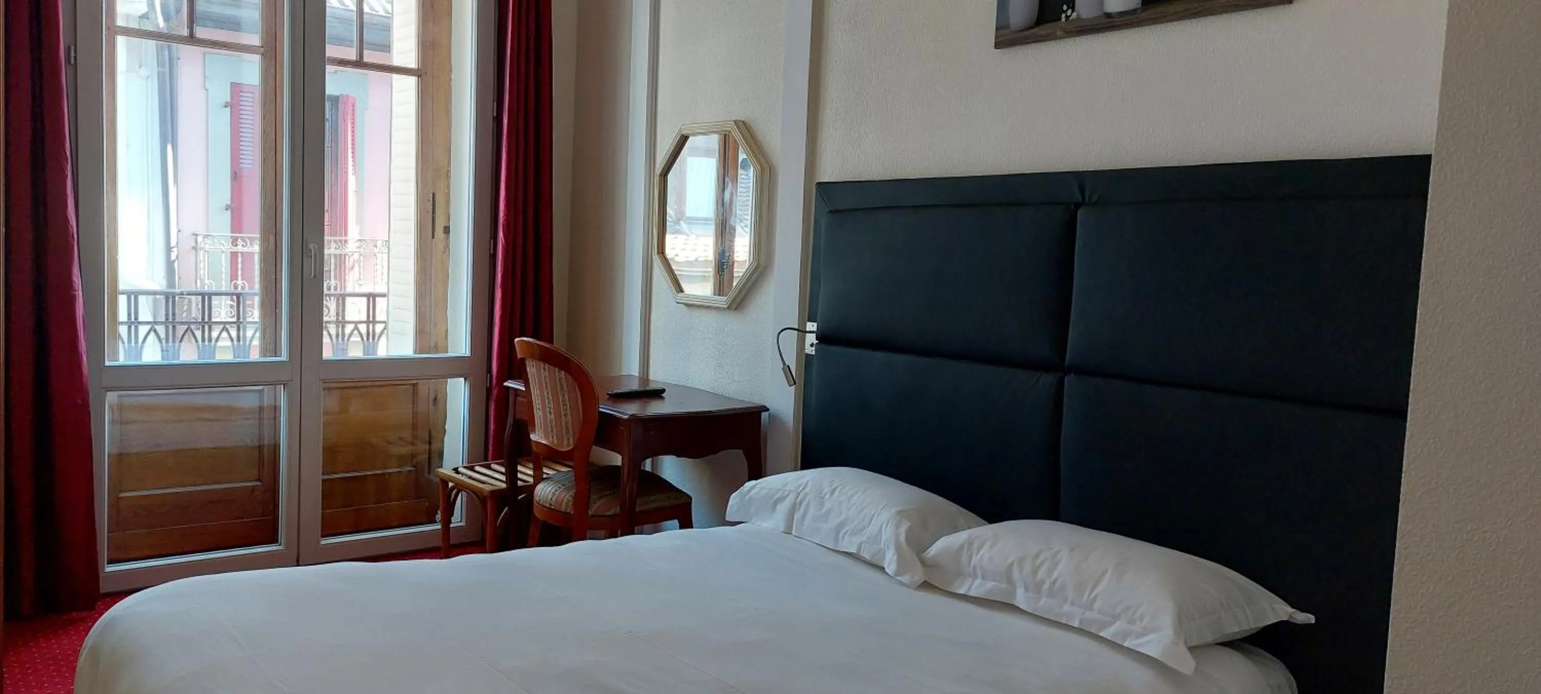 Bed in Hôtel du Palais