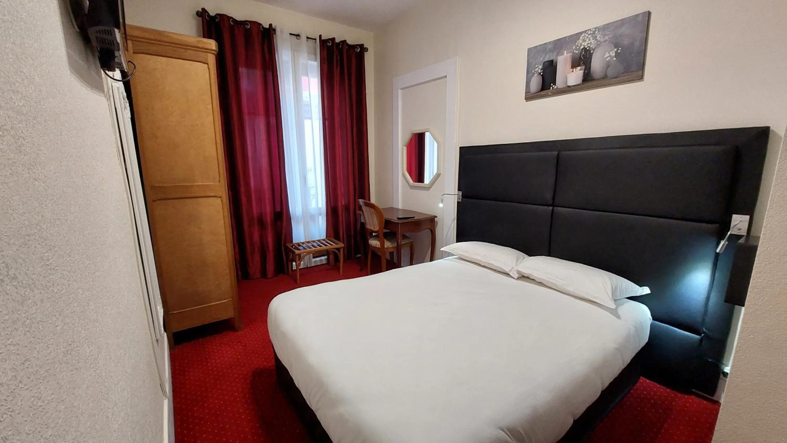 Bed in Hôtel du Palais