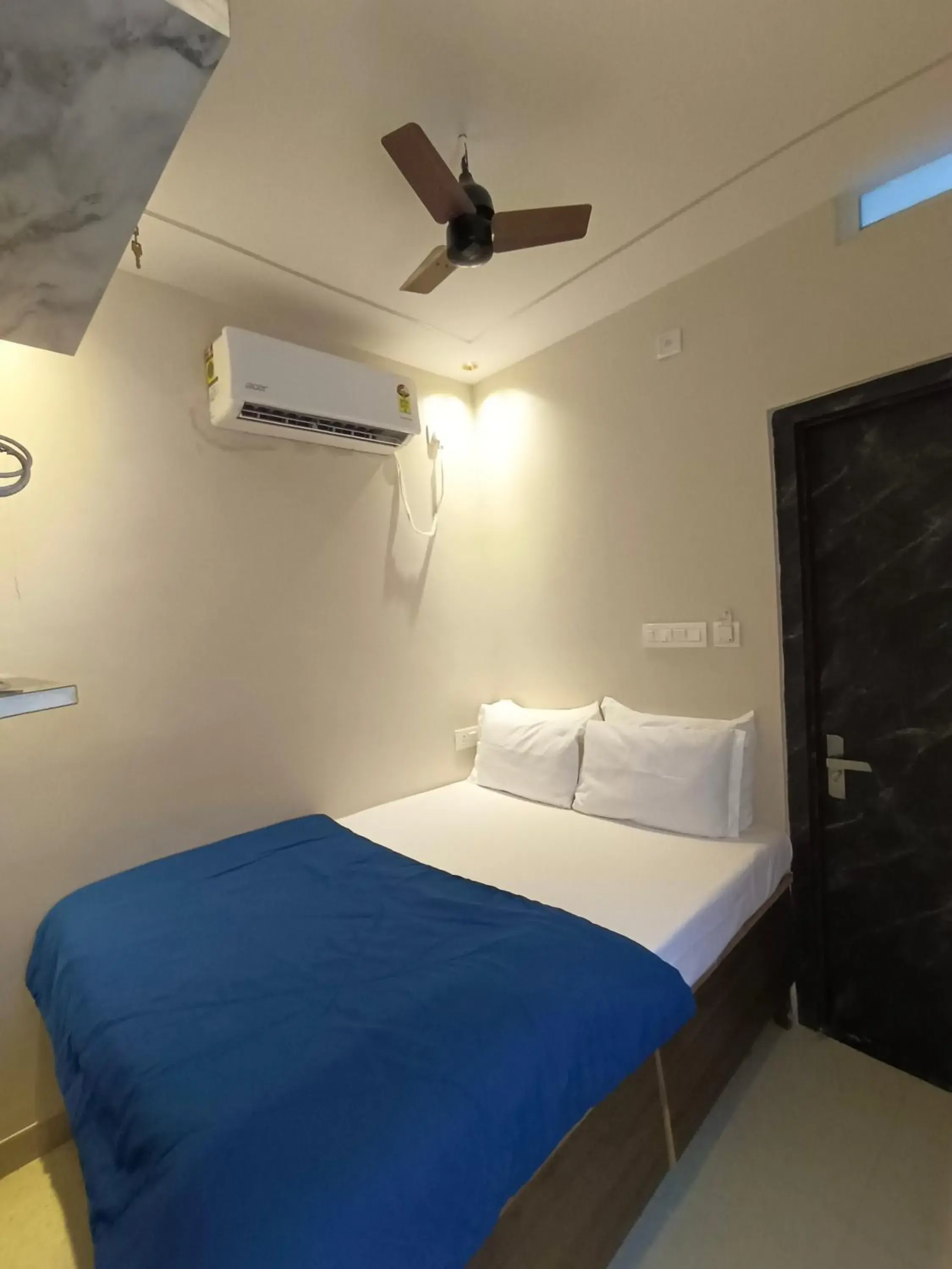Double Room - single occupancy in Shree Murlidhar Residency - Couple friendly Double Room - single occupancy in Shree Murlidhar Residency - Couple friendly