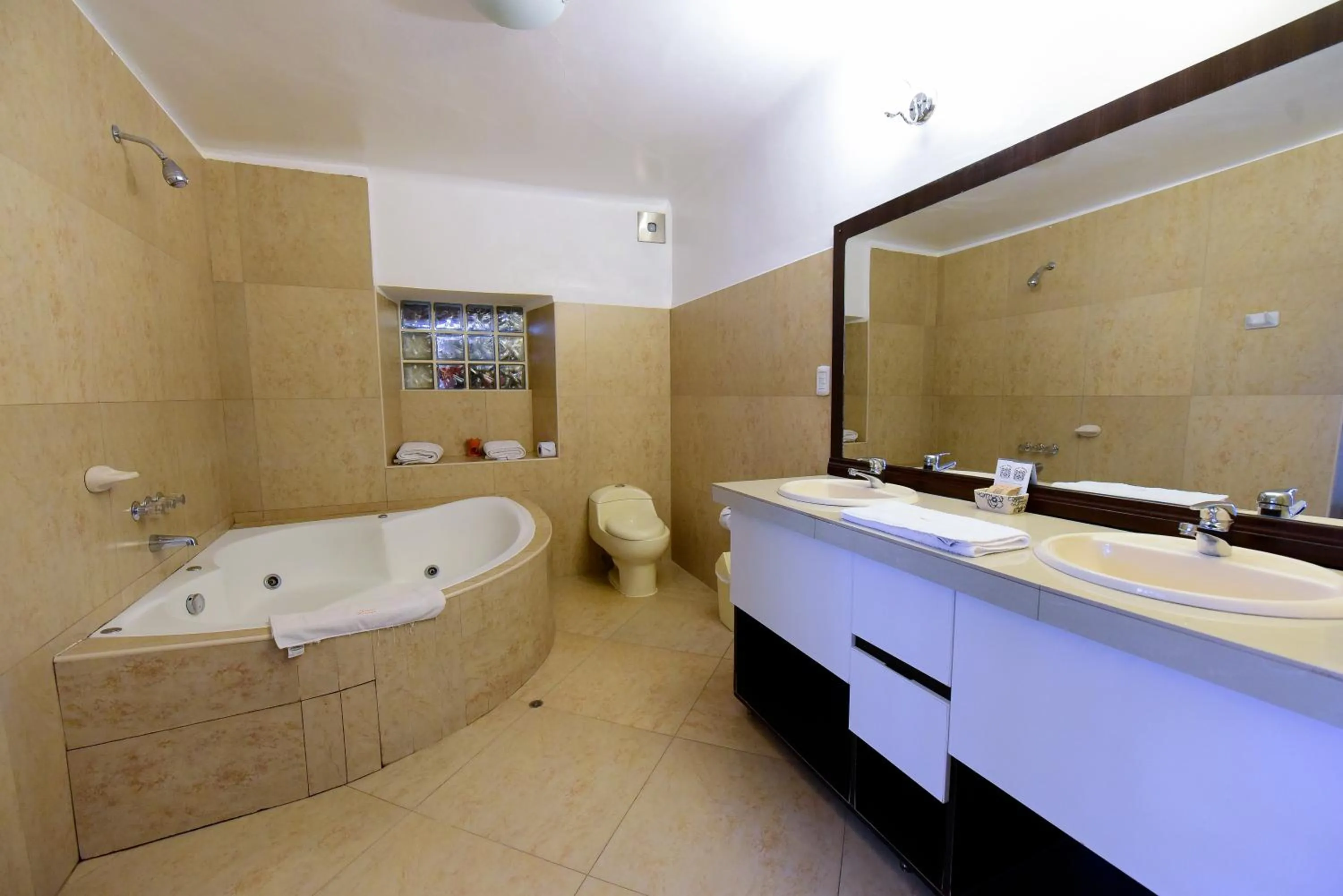 Bathroom in Yabar Hotel Plaza