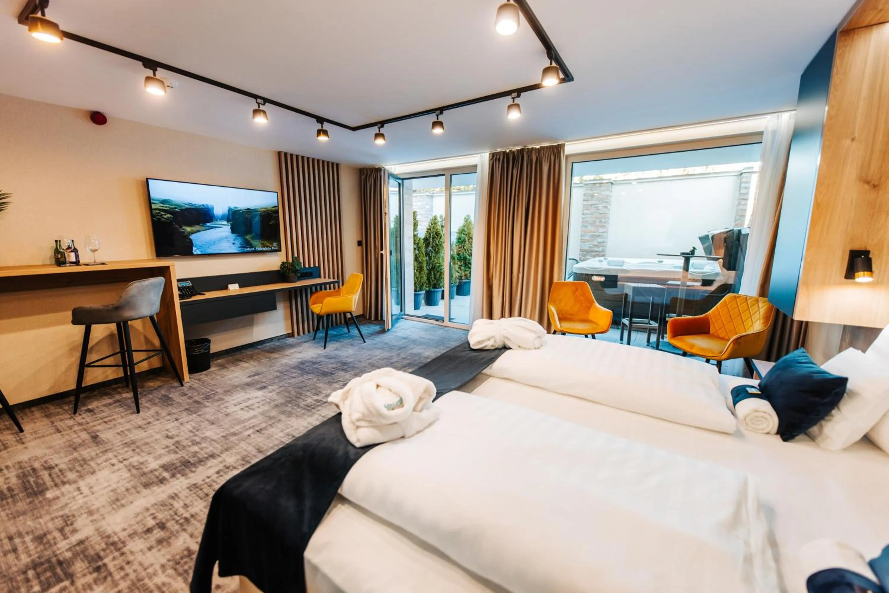 Hot Tub, Bed in Hotel Auris