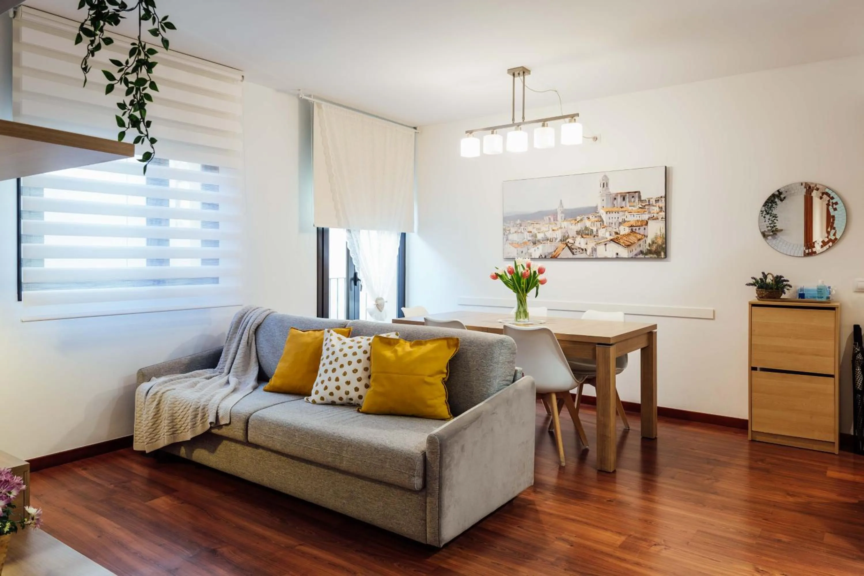 Dining area in Little Home Girona