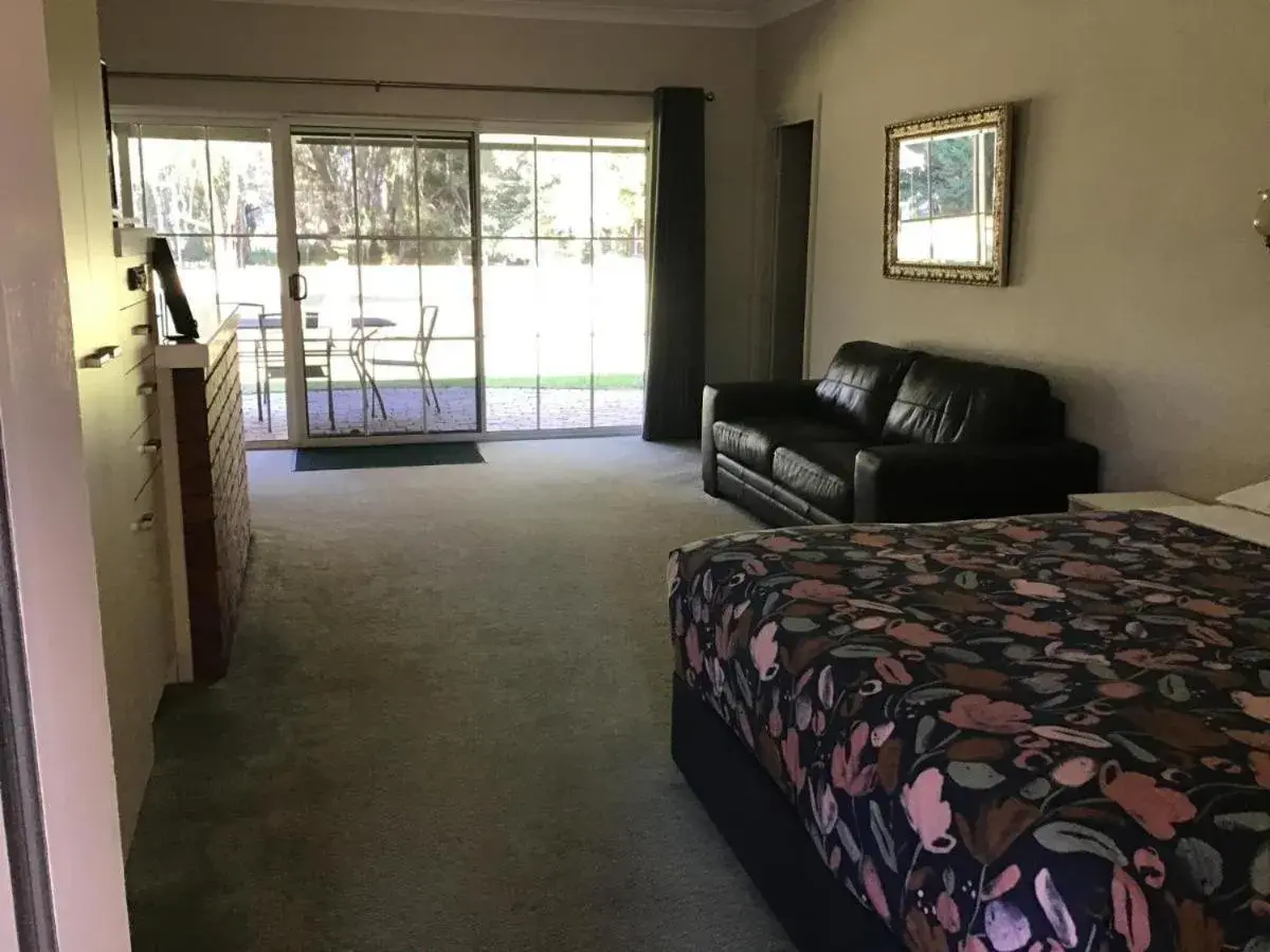 Triple Room in Fairway Views Motor Inn Triple Room in Fairway Views Motor Inn