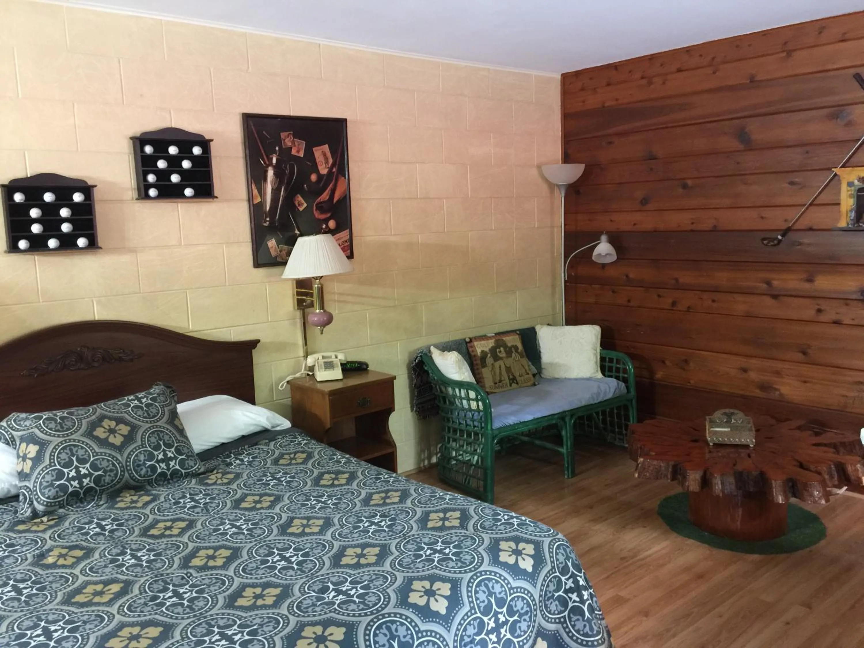 Decorative detail, Bed in Chateau Lodge