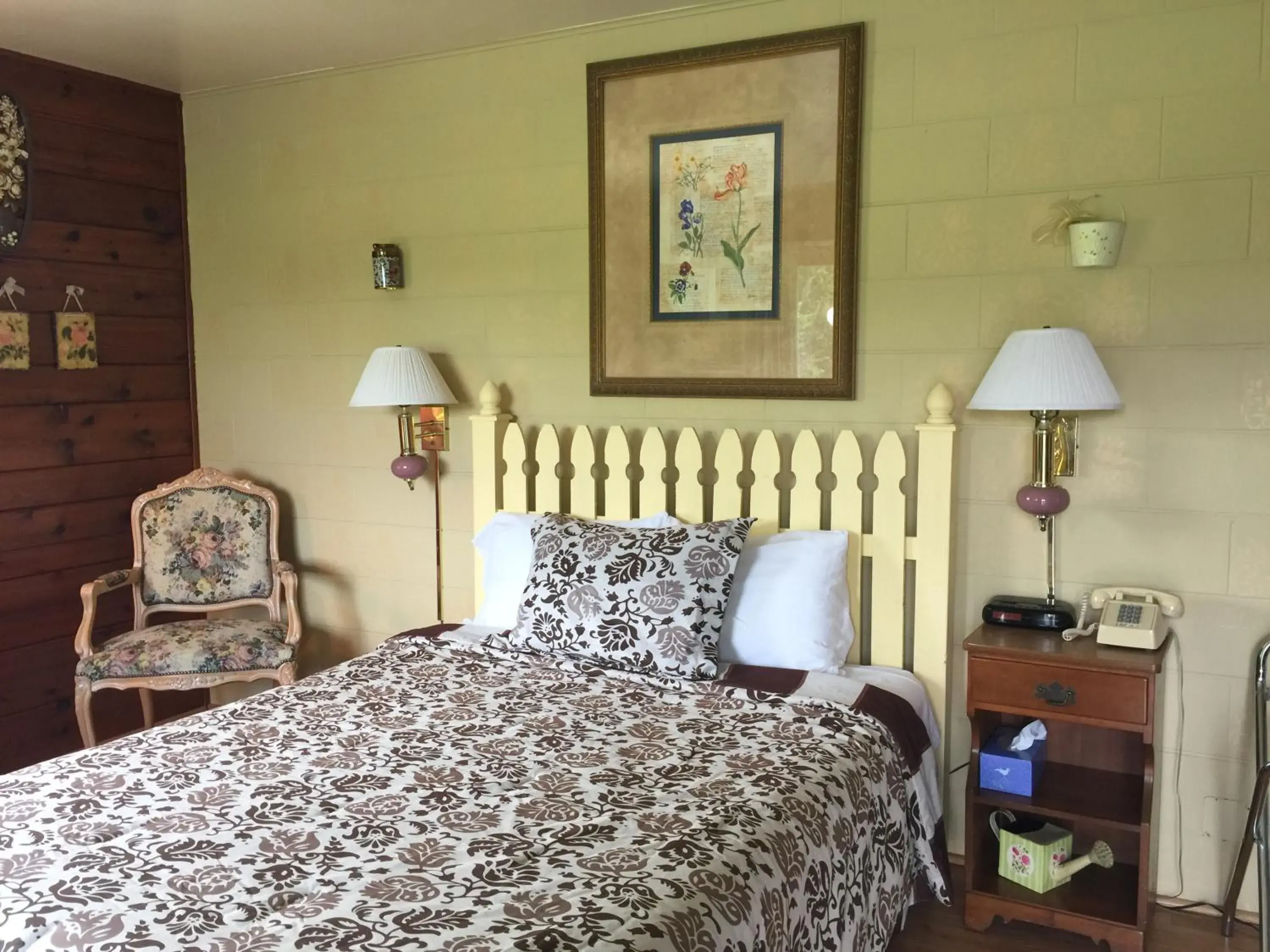 Queen Room - Non-Smoking in Chateau Lodge Queen Room - Non-Smoking in Chateau Lodge