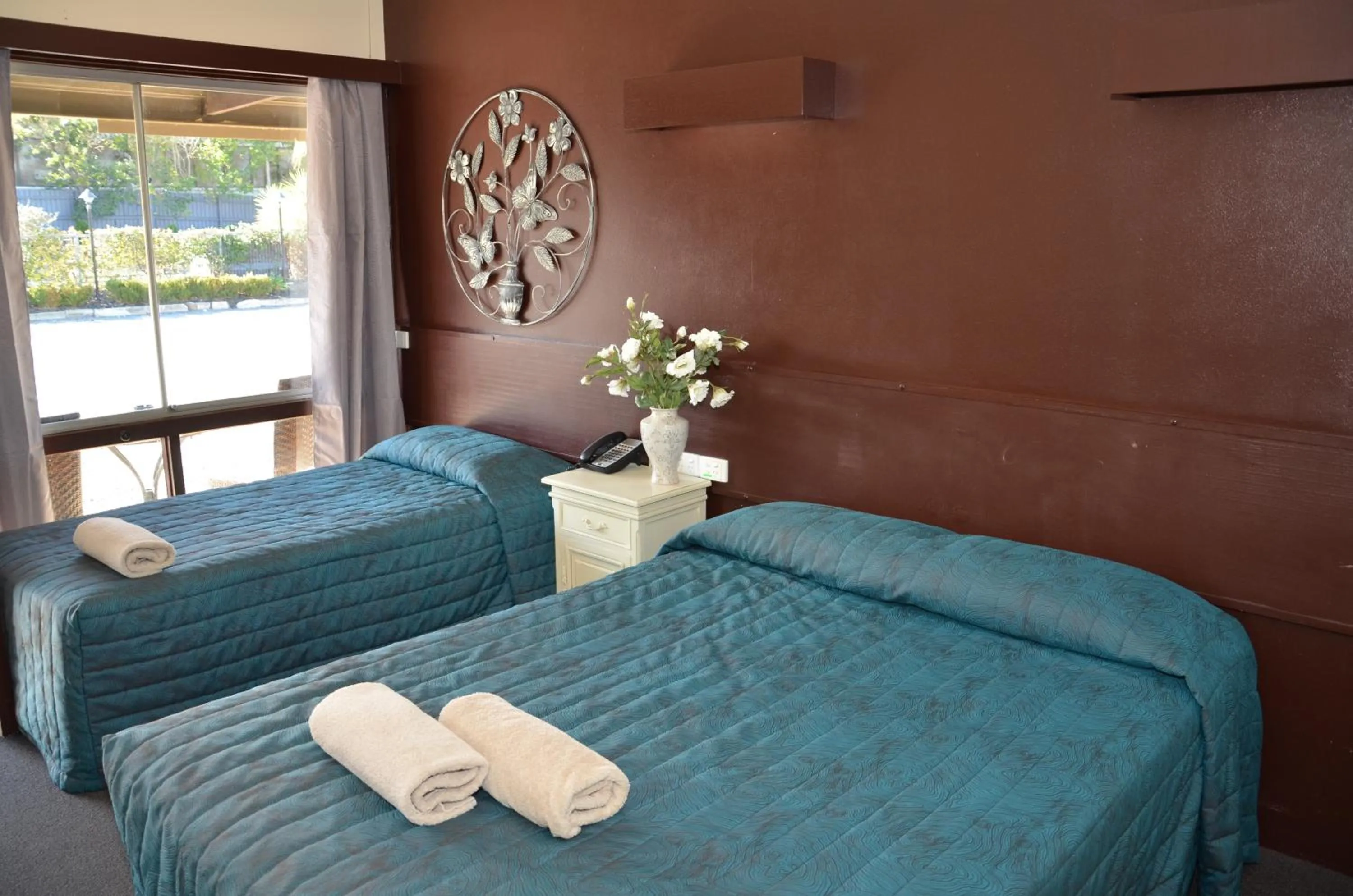 Bedroom, Bed in Warwick Motor Inn