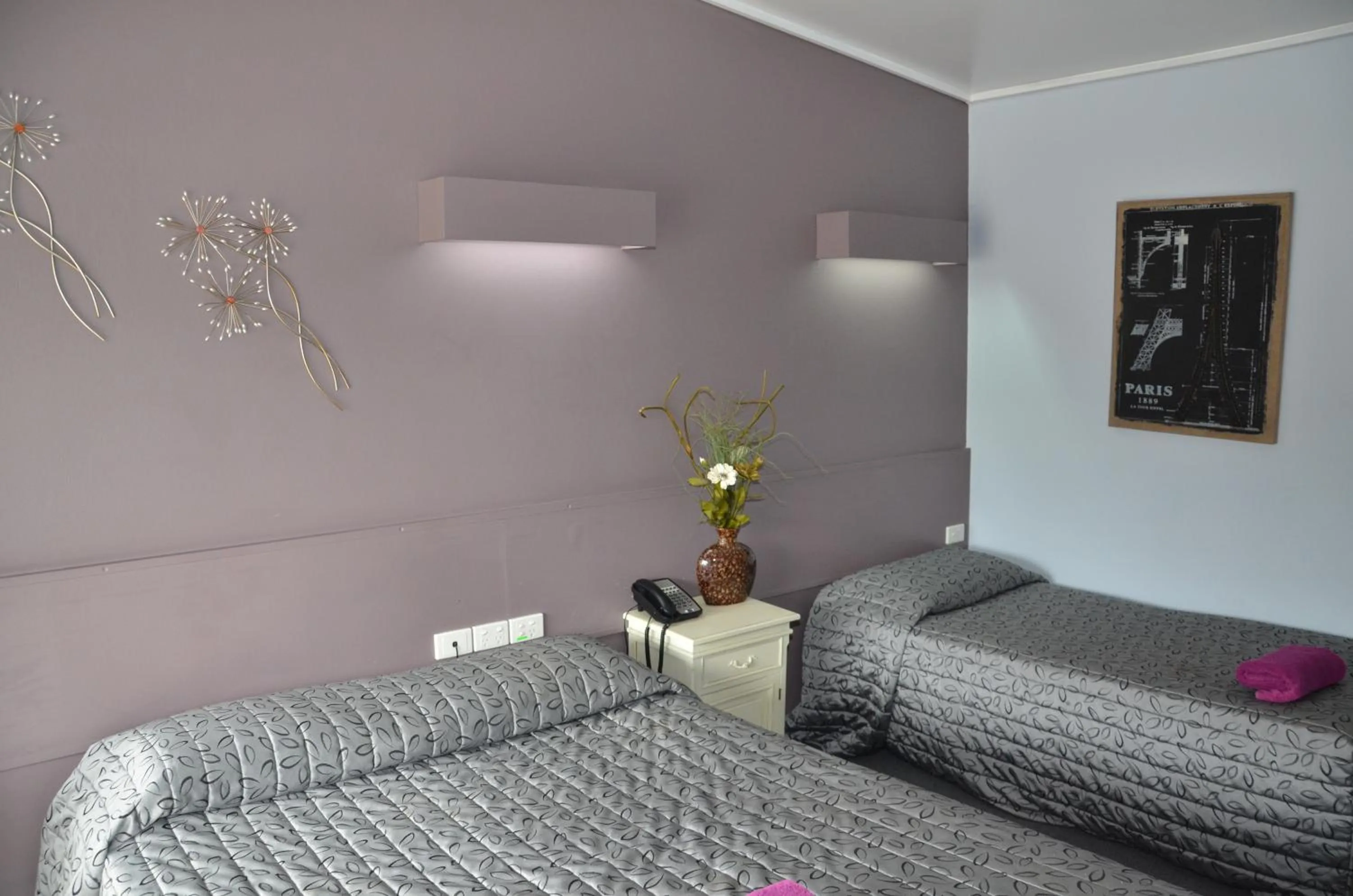 Bedroom, Bed in Warwick Motor Inn