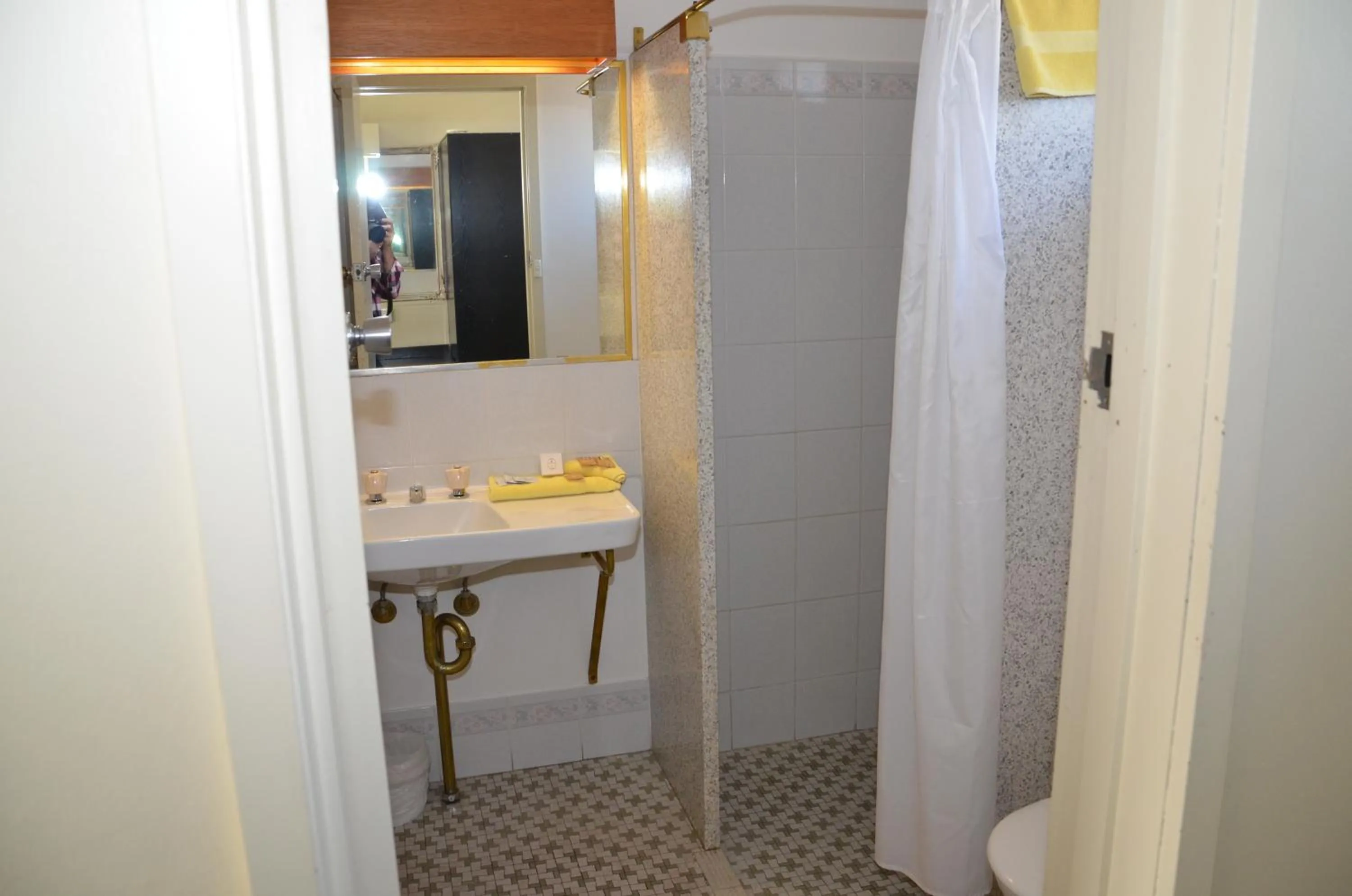 Bathroom in Warwick Motor Inn