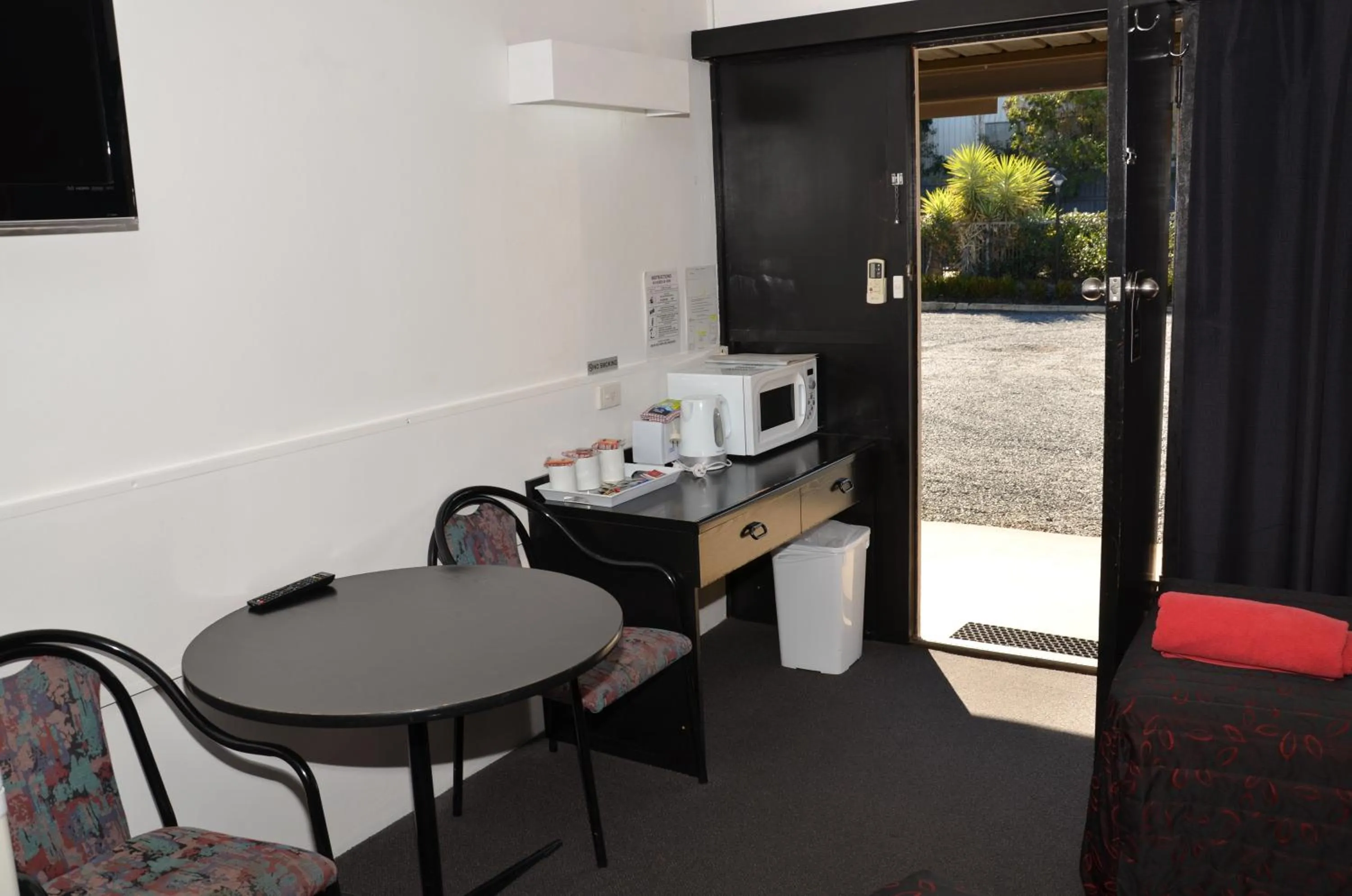 Bedroom in Warwick Motor Inn