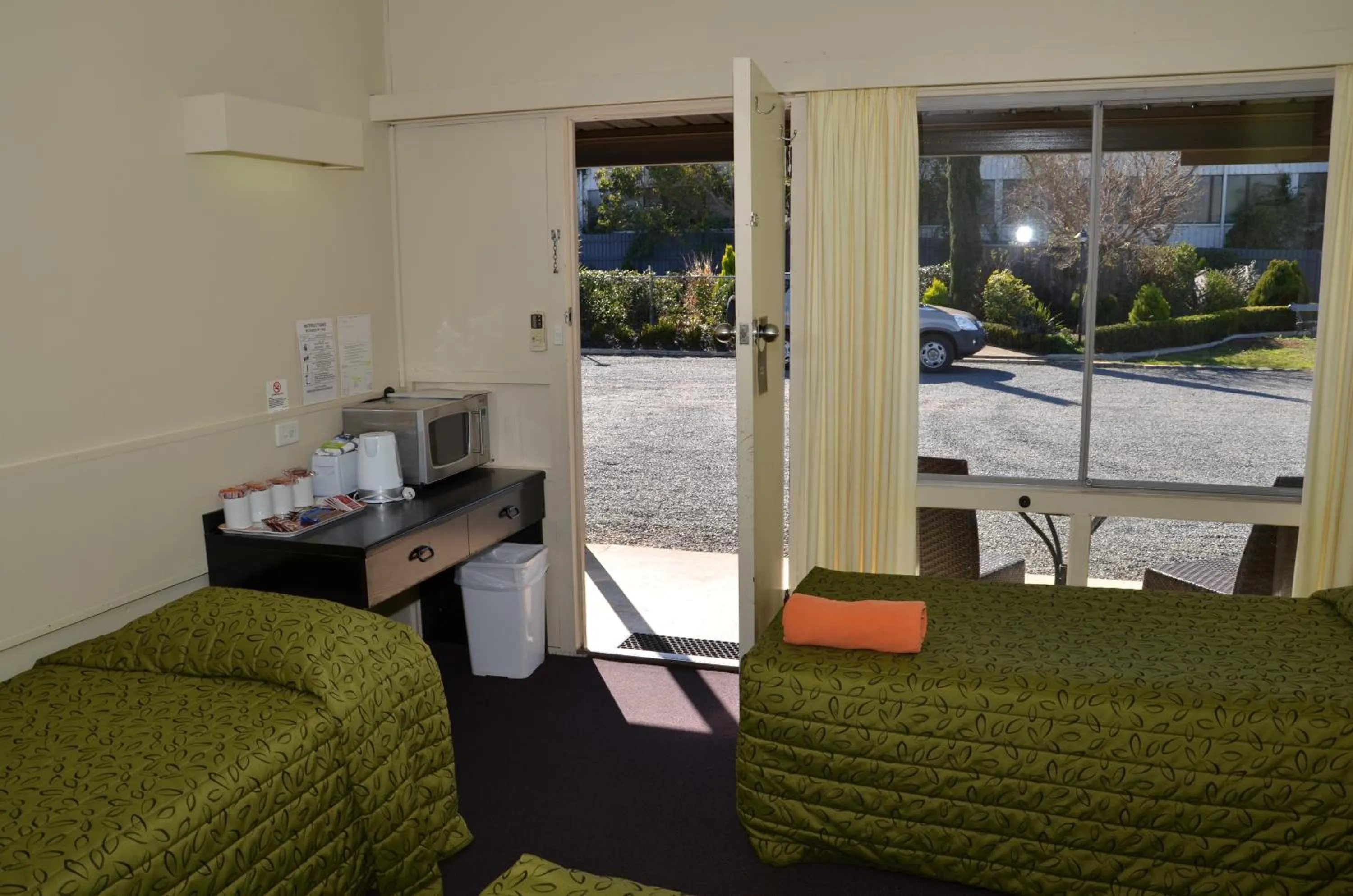 Bedroom in Warwick Motor Inn