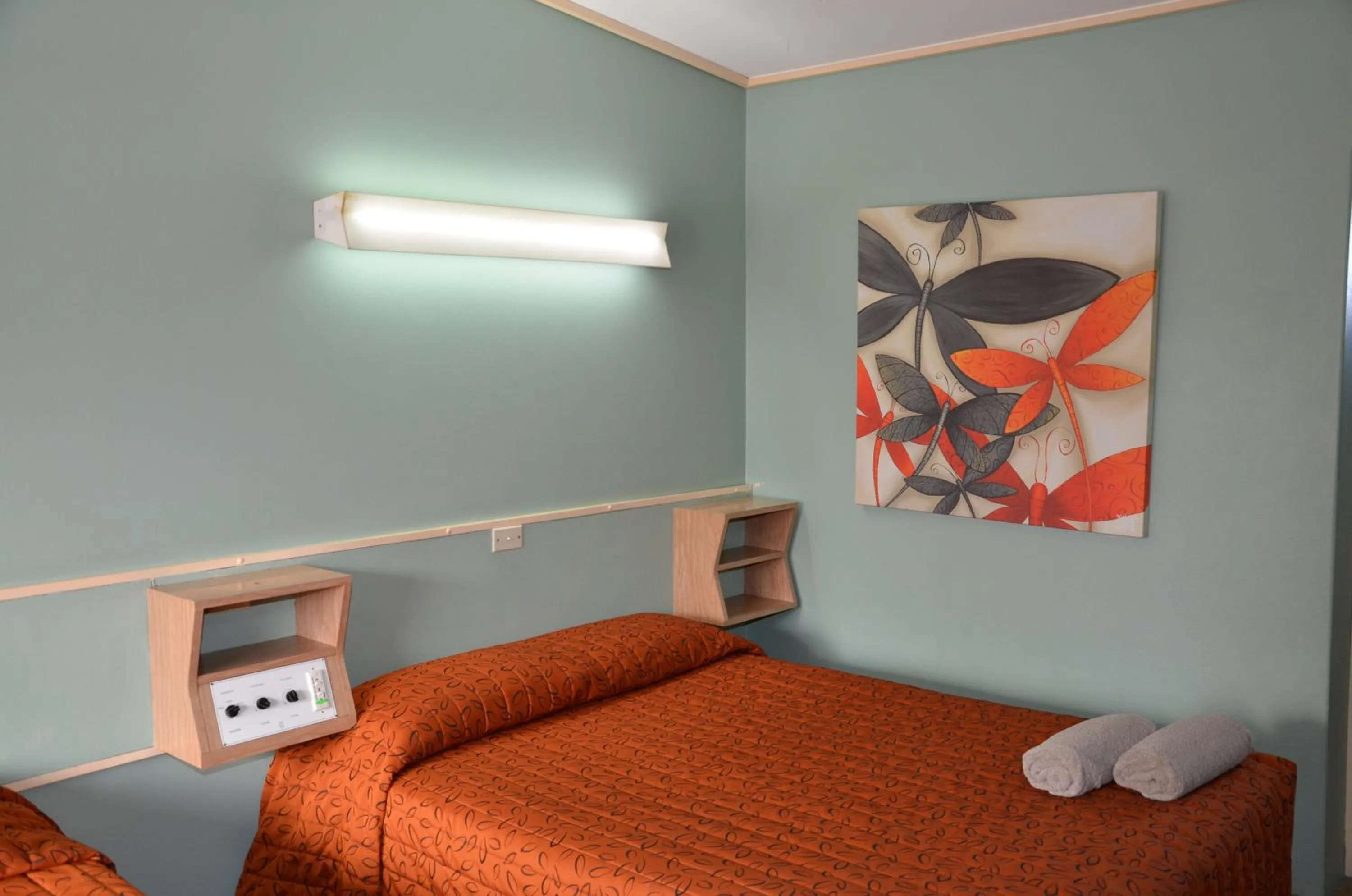 Bedroom, Bed in Warwick Motor Inn