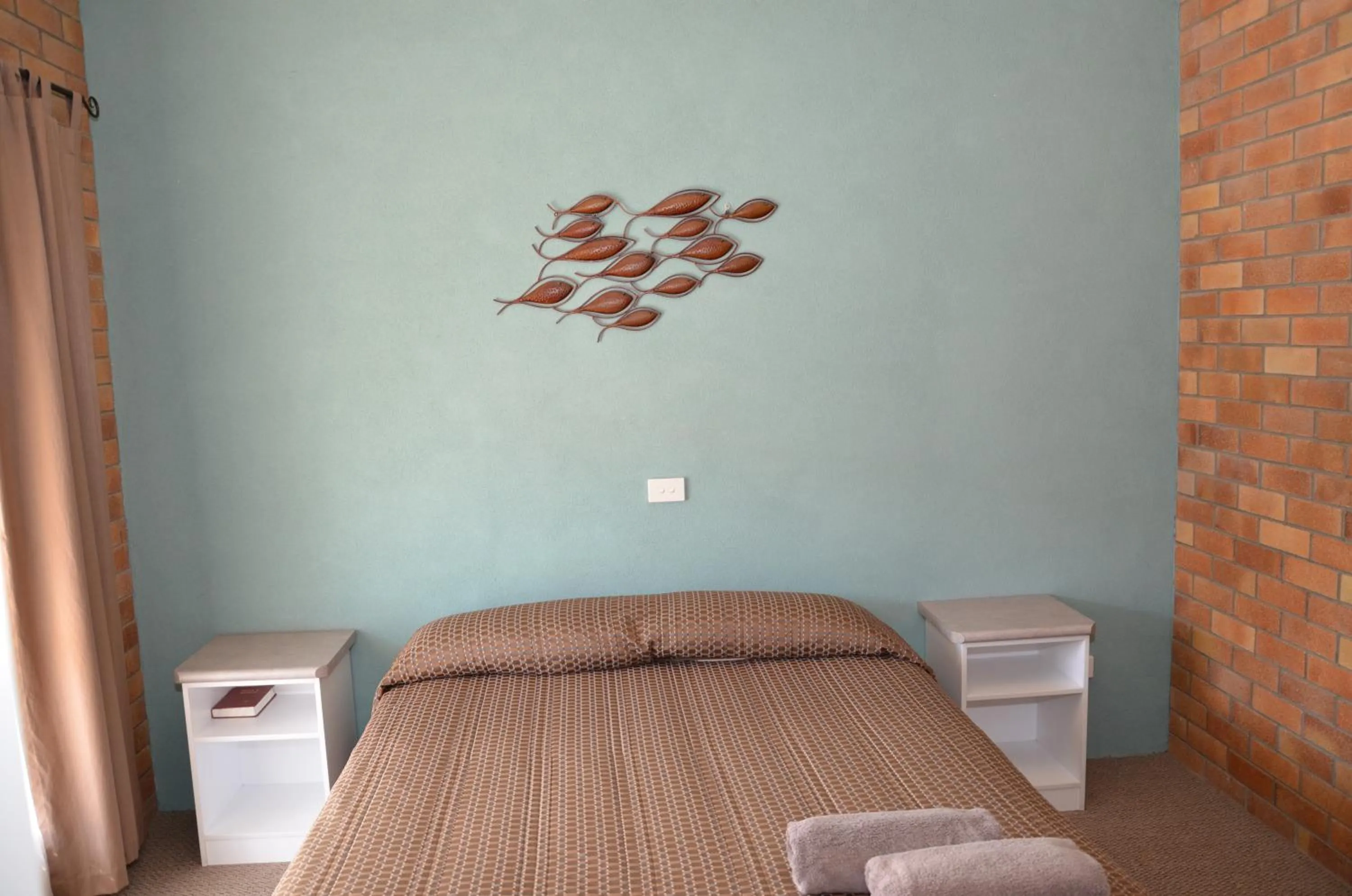 Bedroom, Bed in Warwick Motor Inn