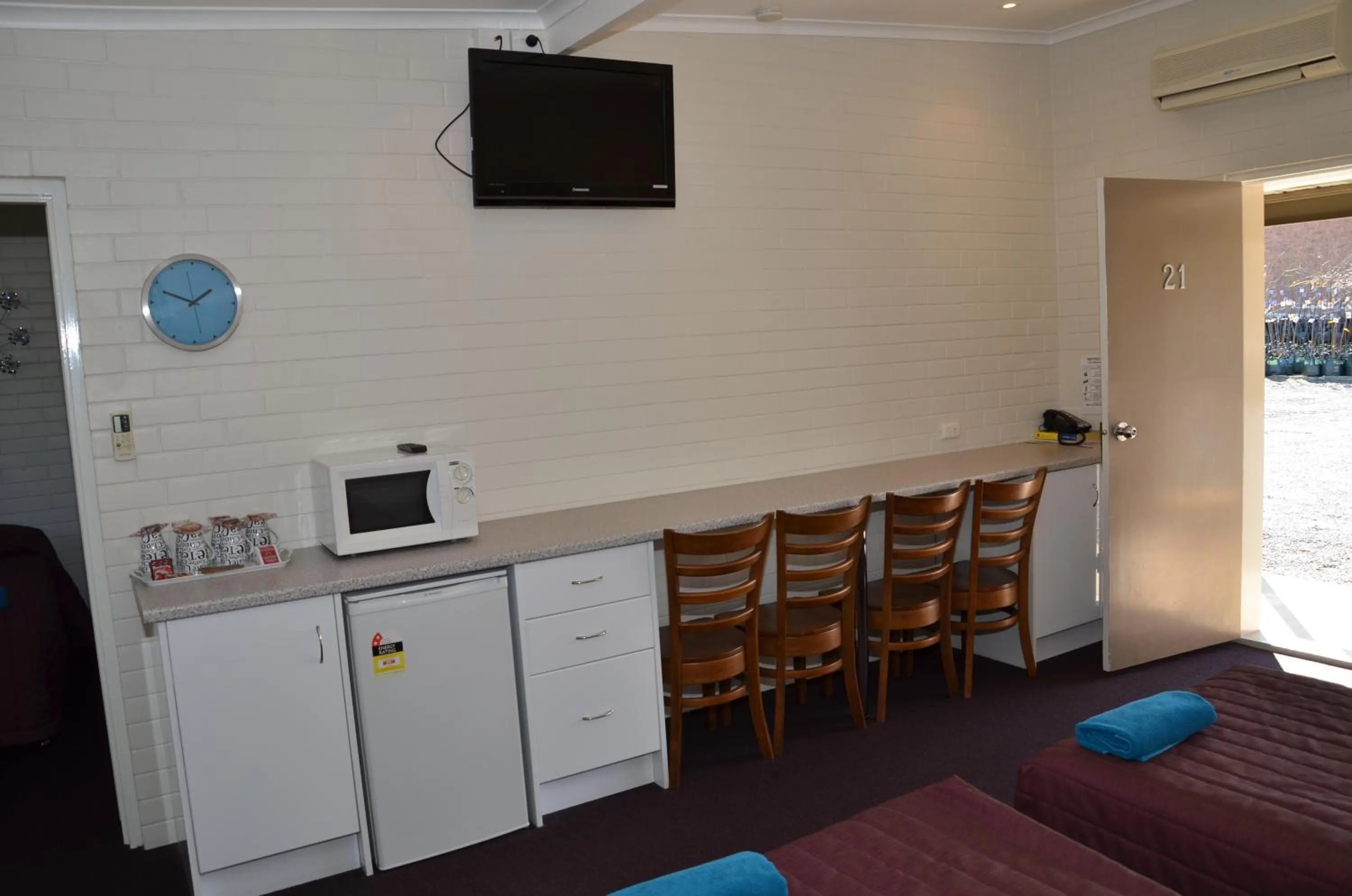 Photo of the whole room in Warwick Motor Inn