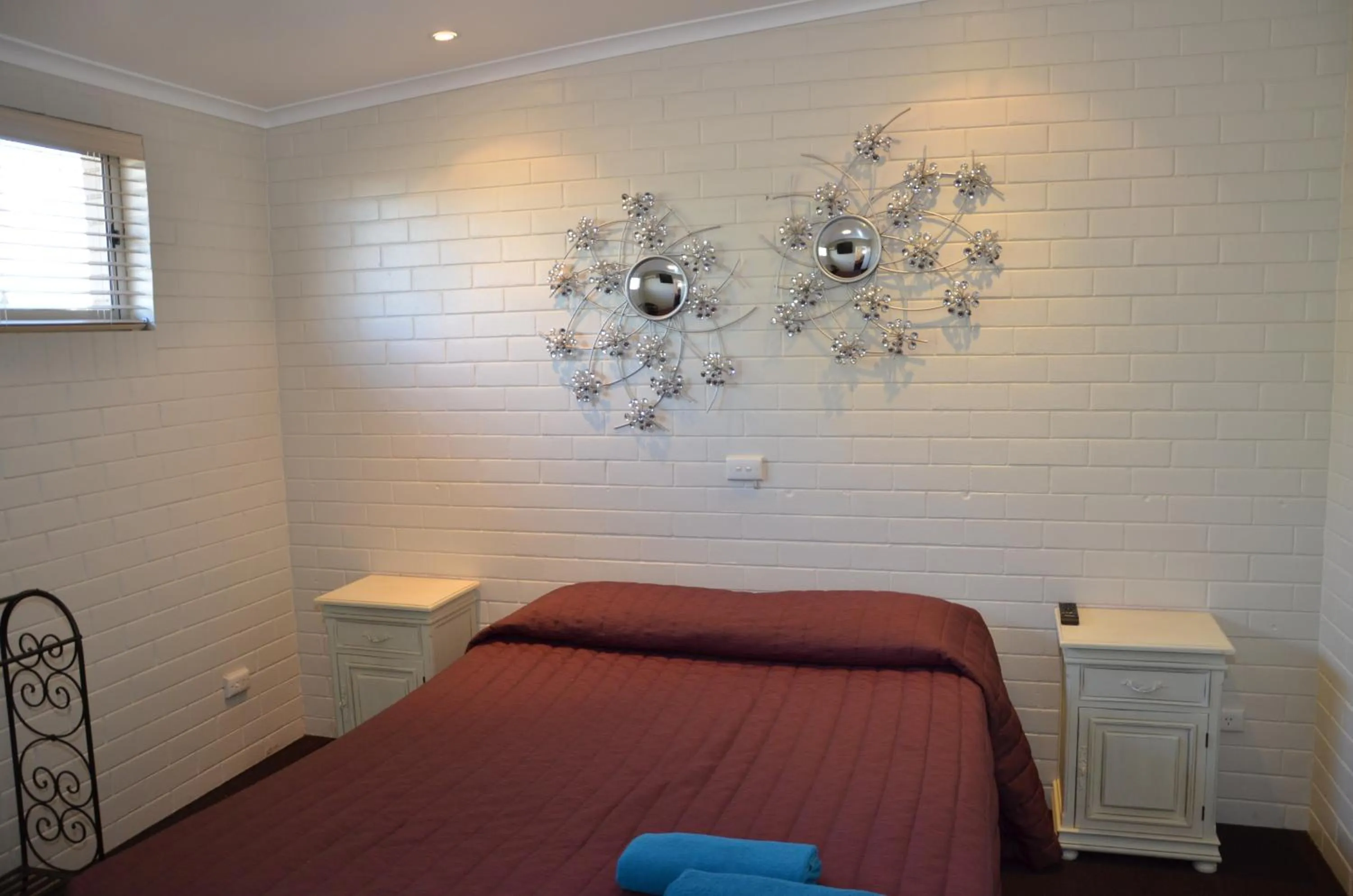 Bedroom, Bed in Warwick Motor Inn