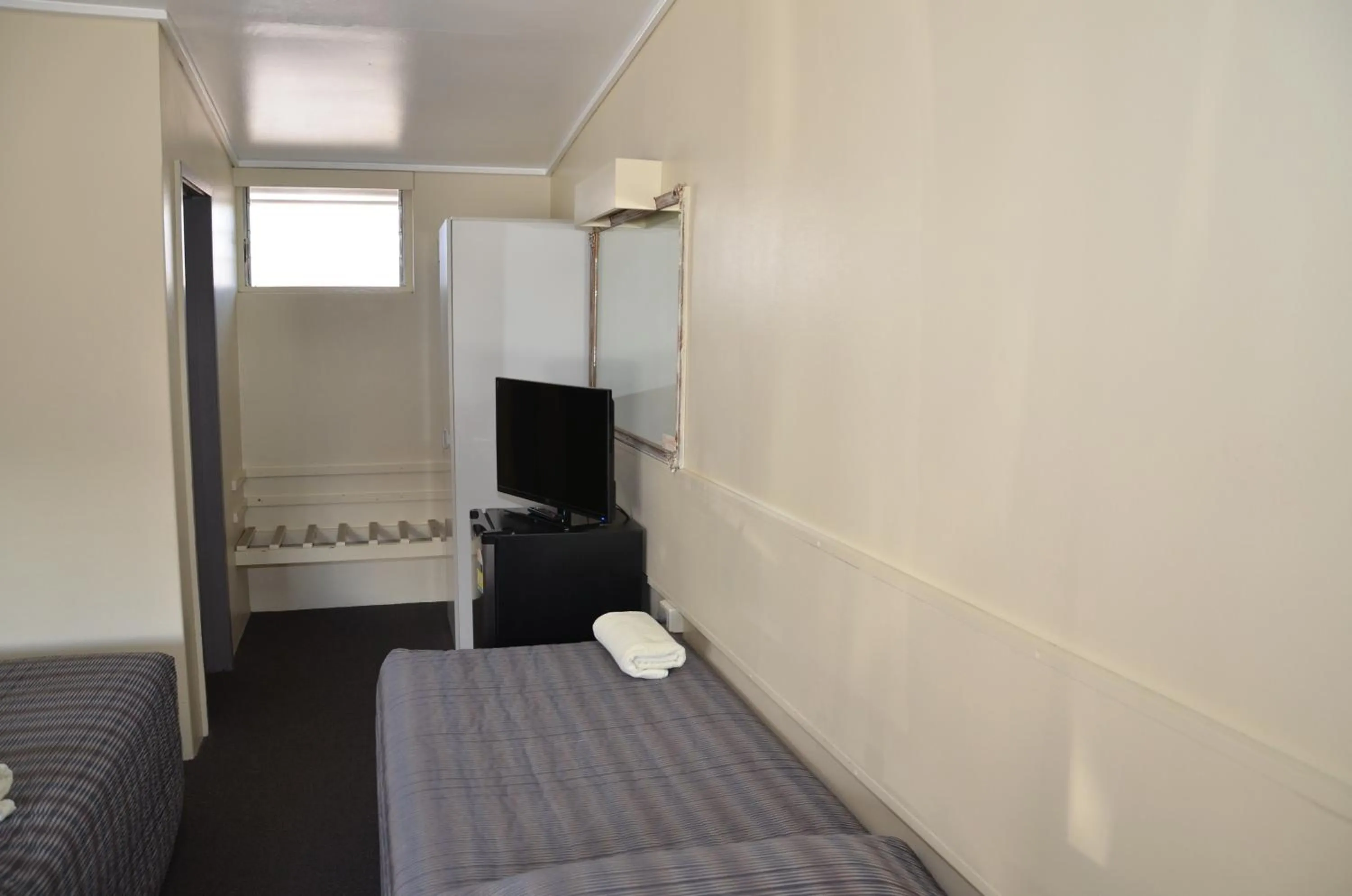 Bedroom, Bed in Warwick Motor Inn