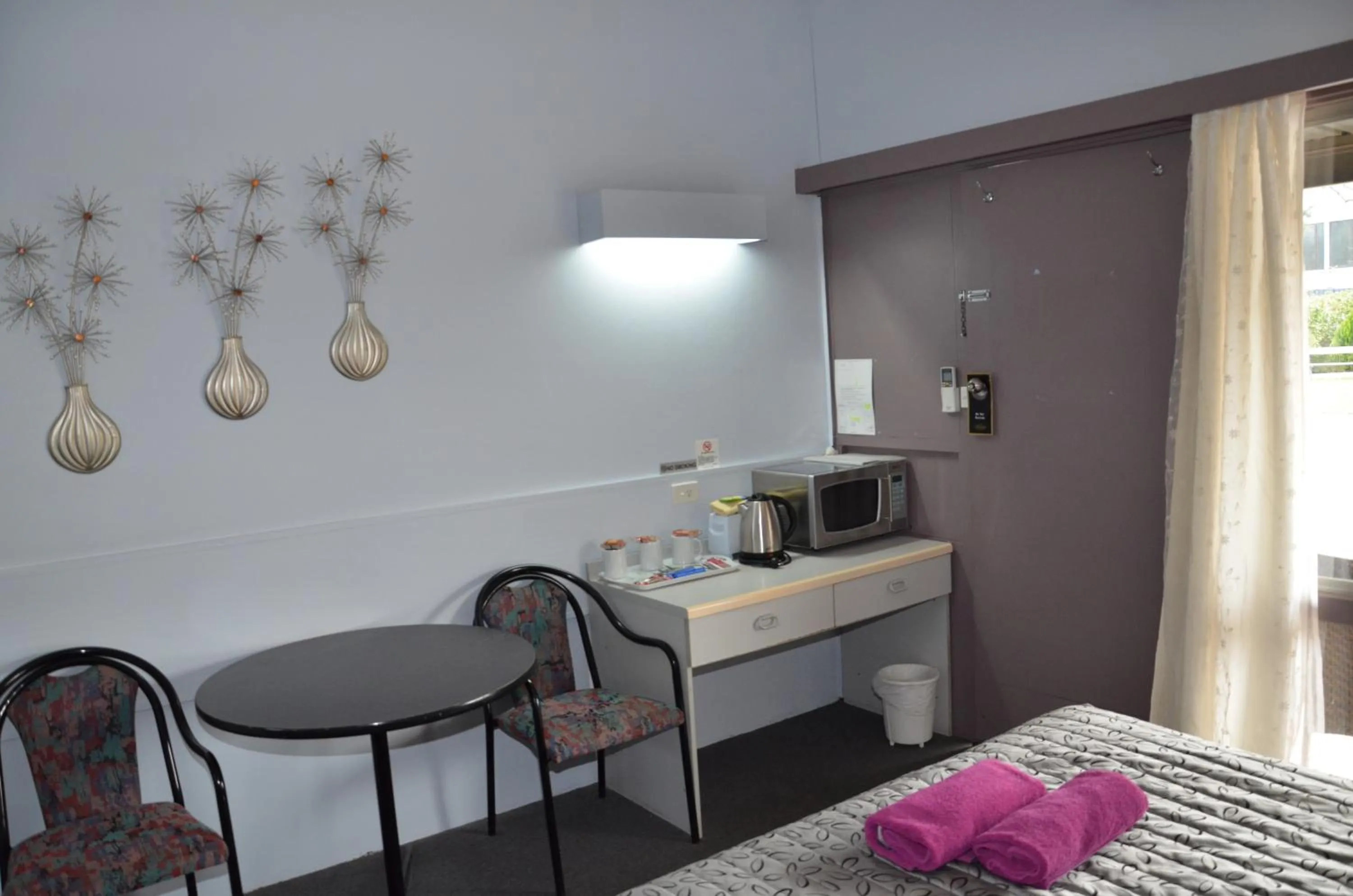 Bedroom, Bed in Warwick Motor Inn