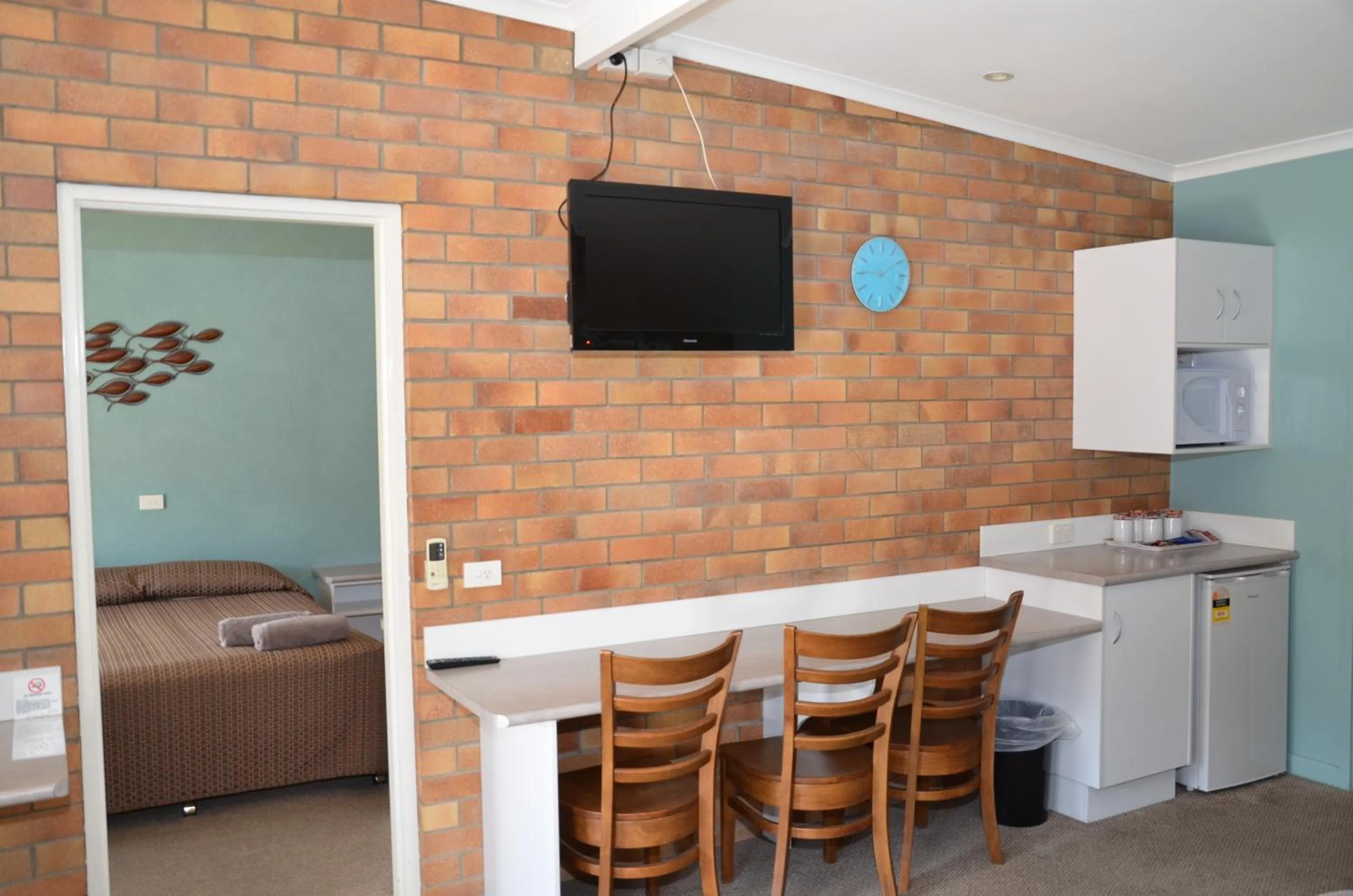 Photo of the whole room in Warwick Motor Inn