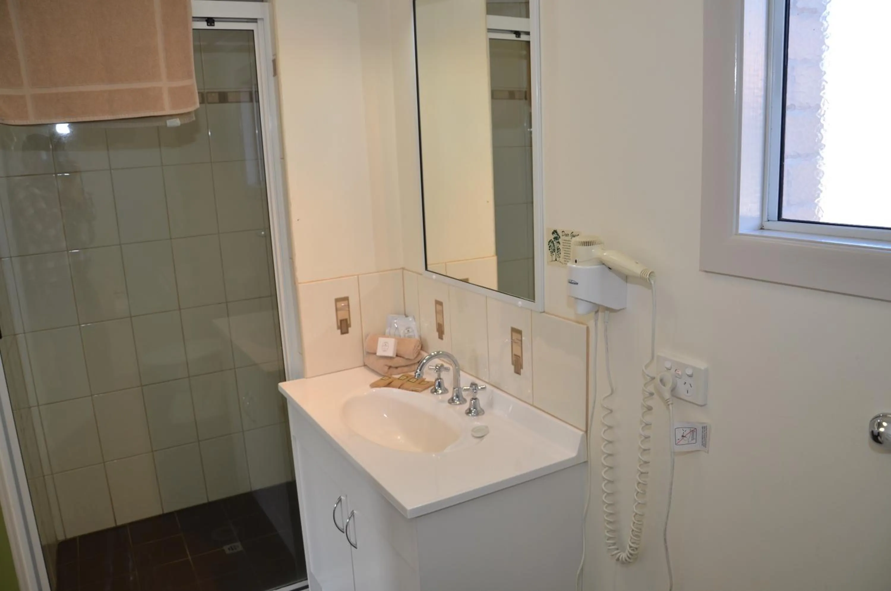 Bathroom in Warwick Motor Inn