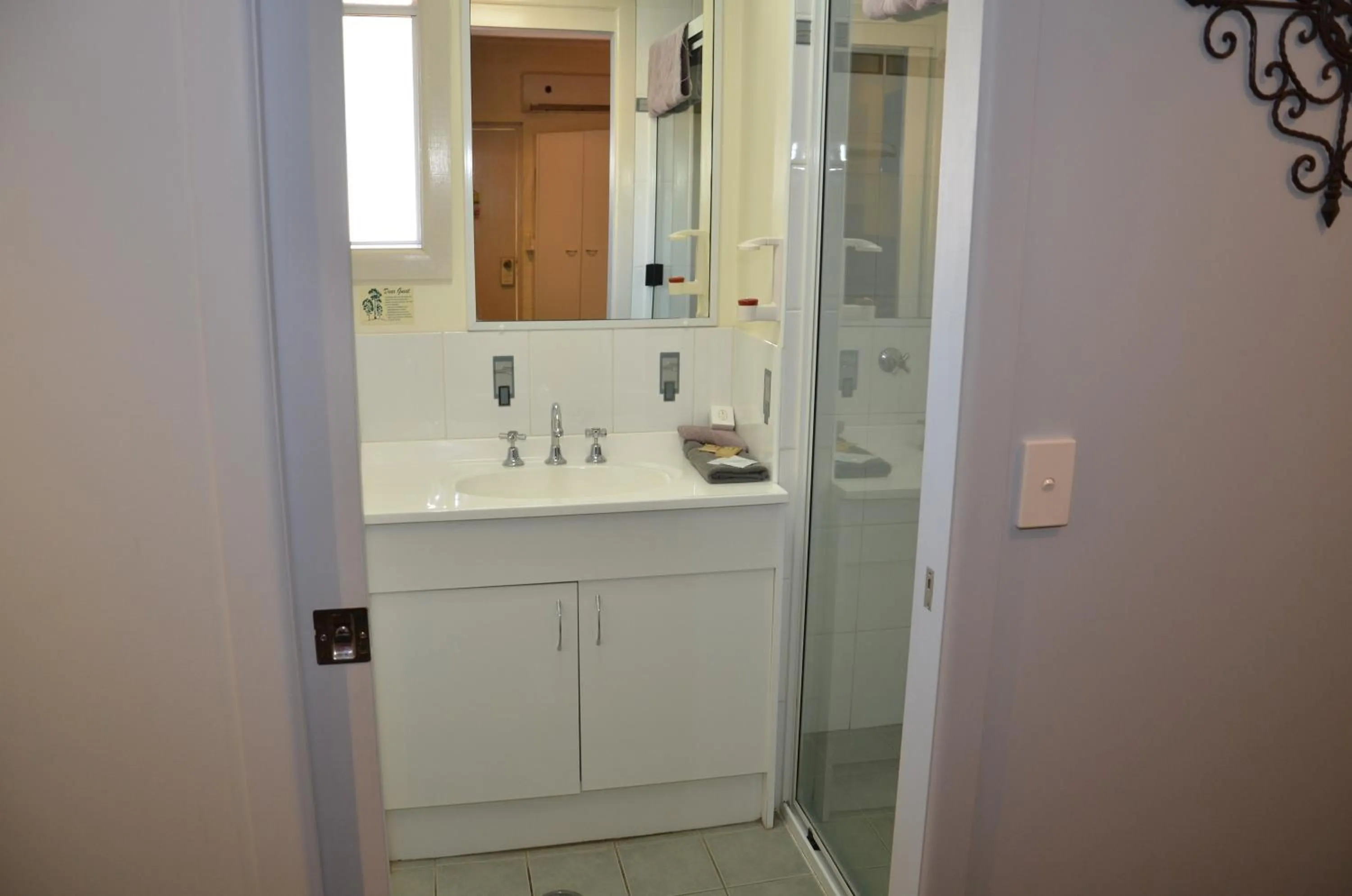 Bathroom in Warwick Motor Inn