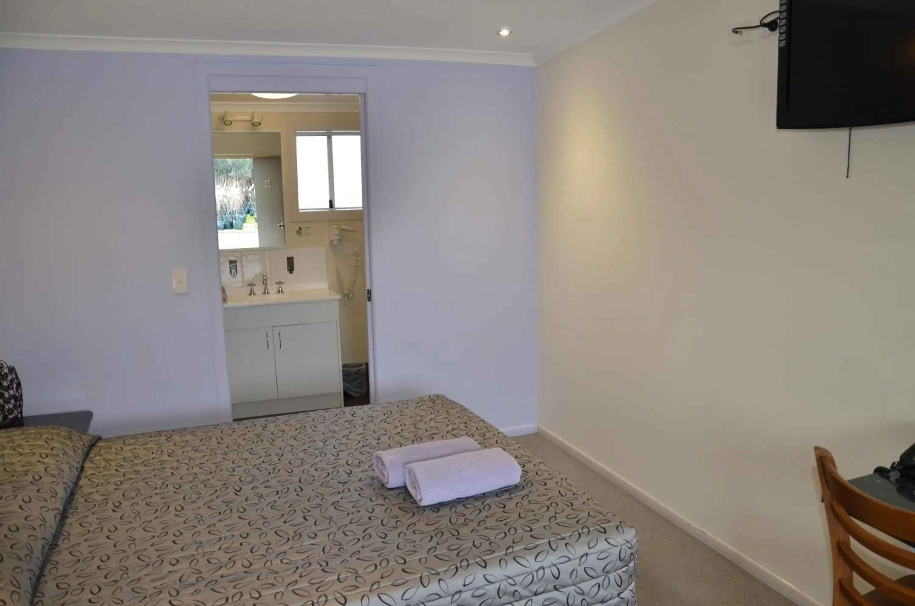 Queen Room in Warwick Motor Inn Queen Room in Warwick Motor Inn