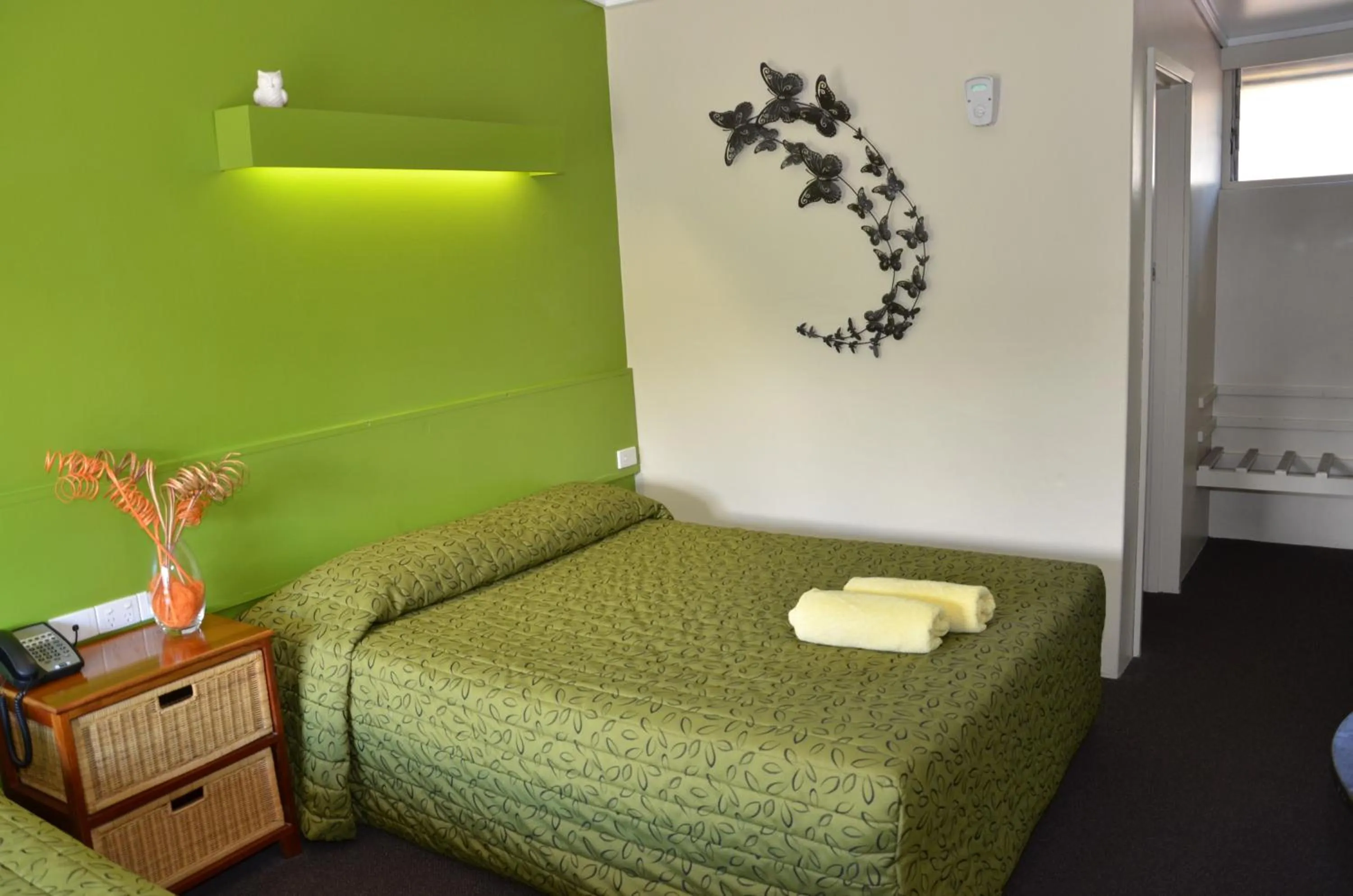 Bedroom, Bed in Warwick Motor Inn