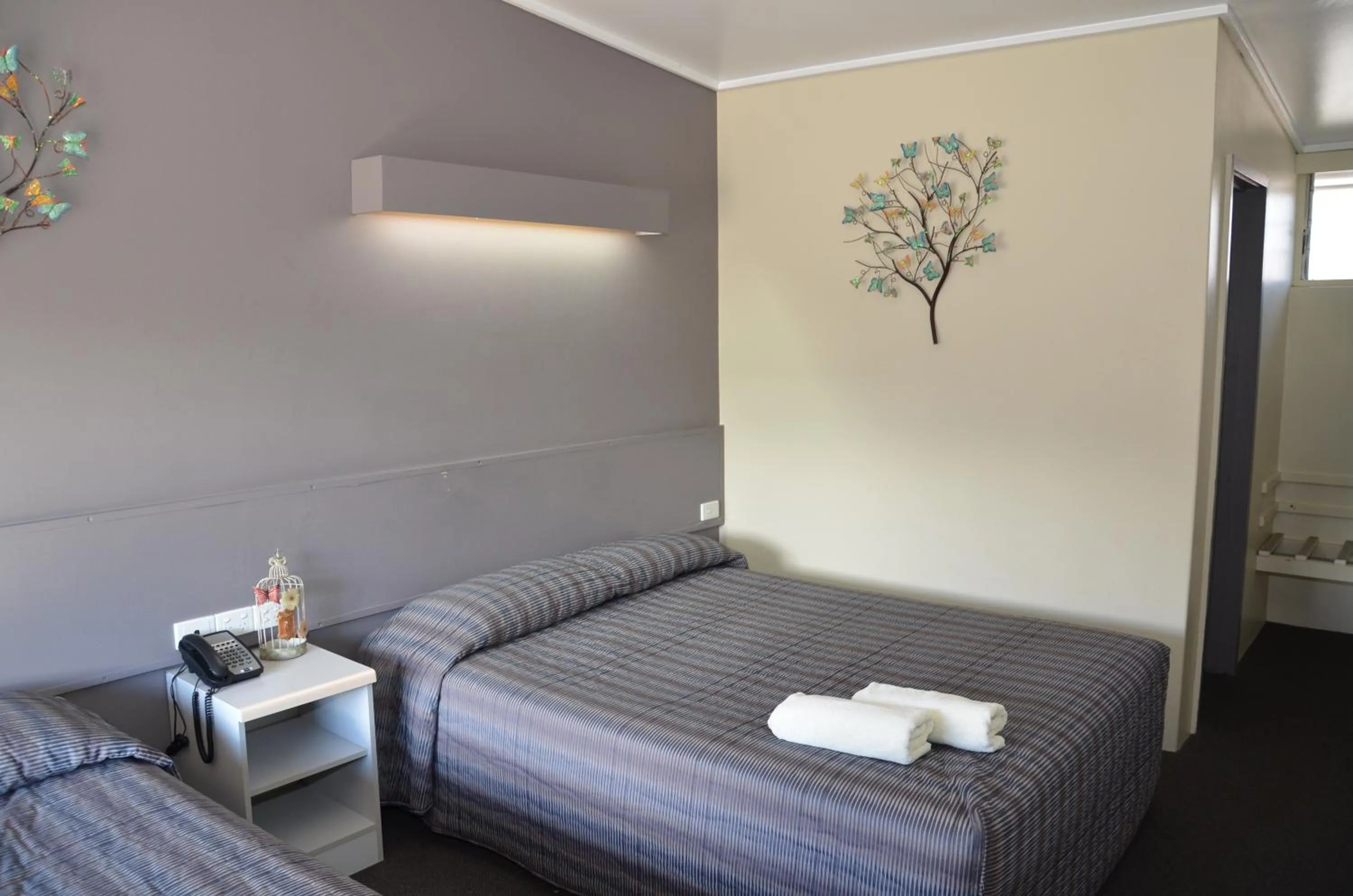 Bedroom, Bed in Warwick Motor Inn