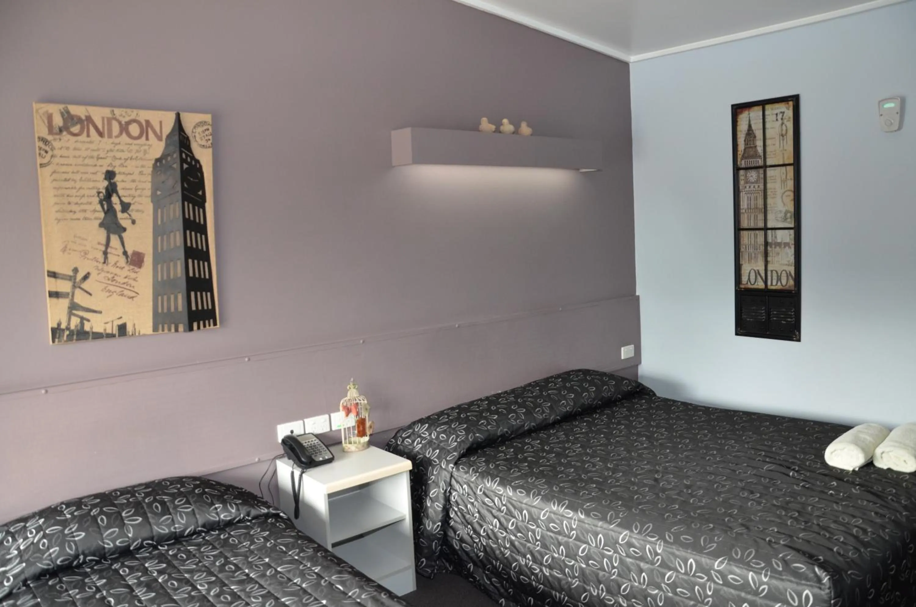 Bedroom, Bed in Warwick Motor Inn