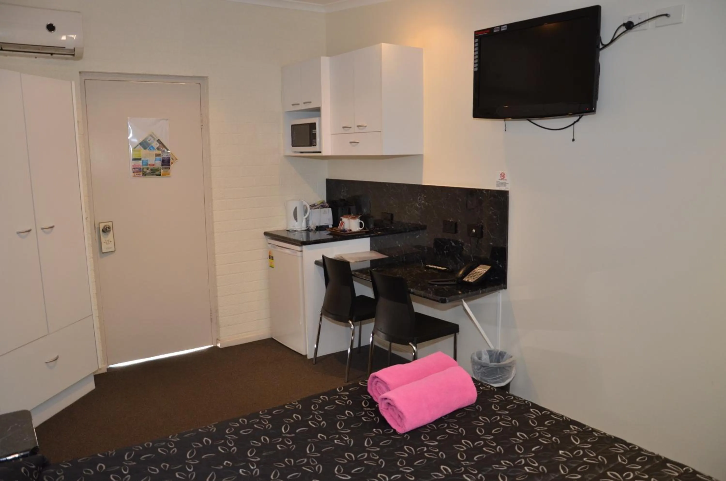 Photo of the whole room in Warwick Motor Inn