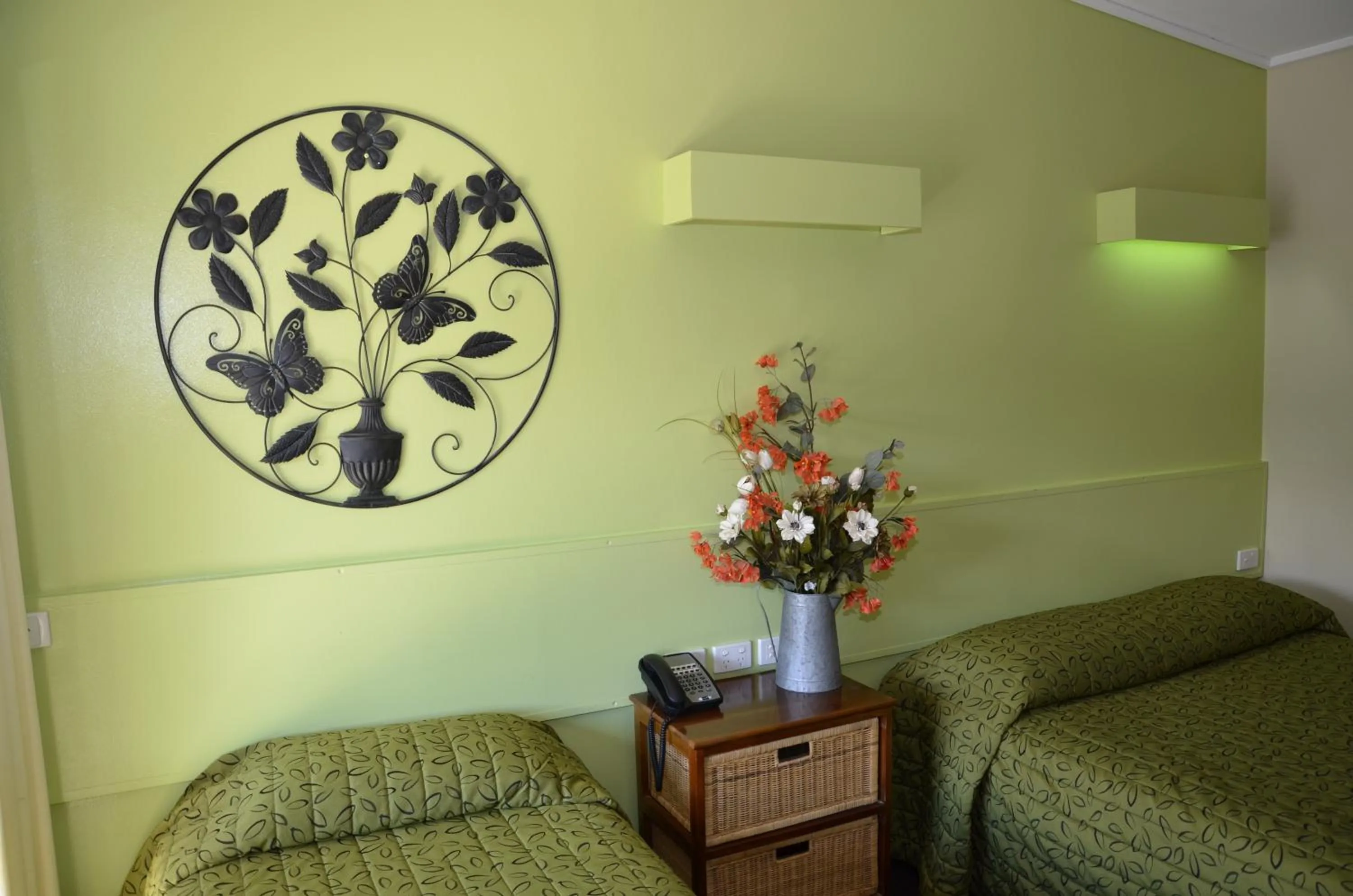 Bedroom in Warwick Motor Inn